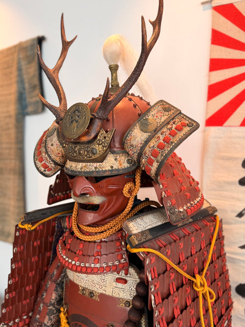 Armure de Samouraï Japonaise Traditionnelle (Yoroi) — Laque Rouge & Bois de Cerf