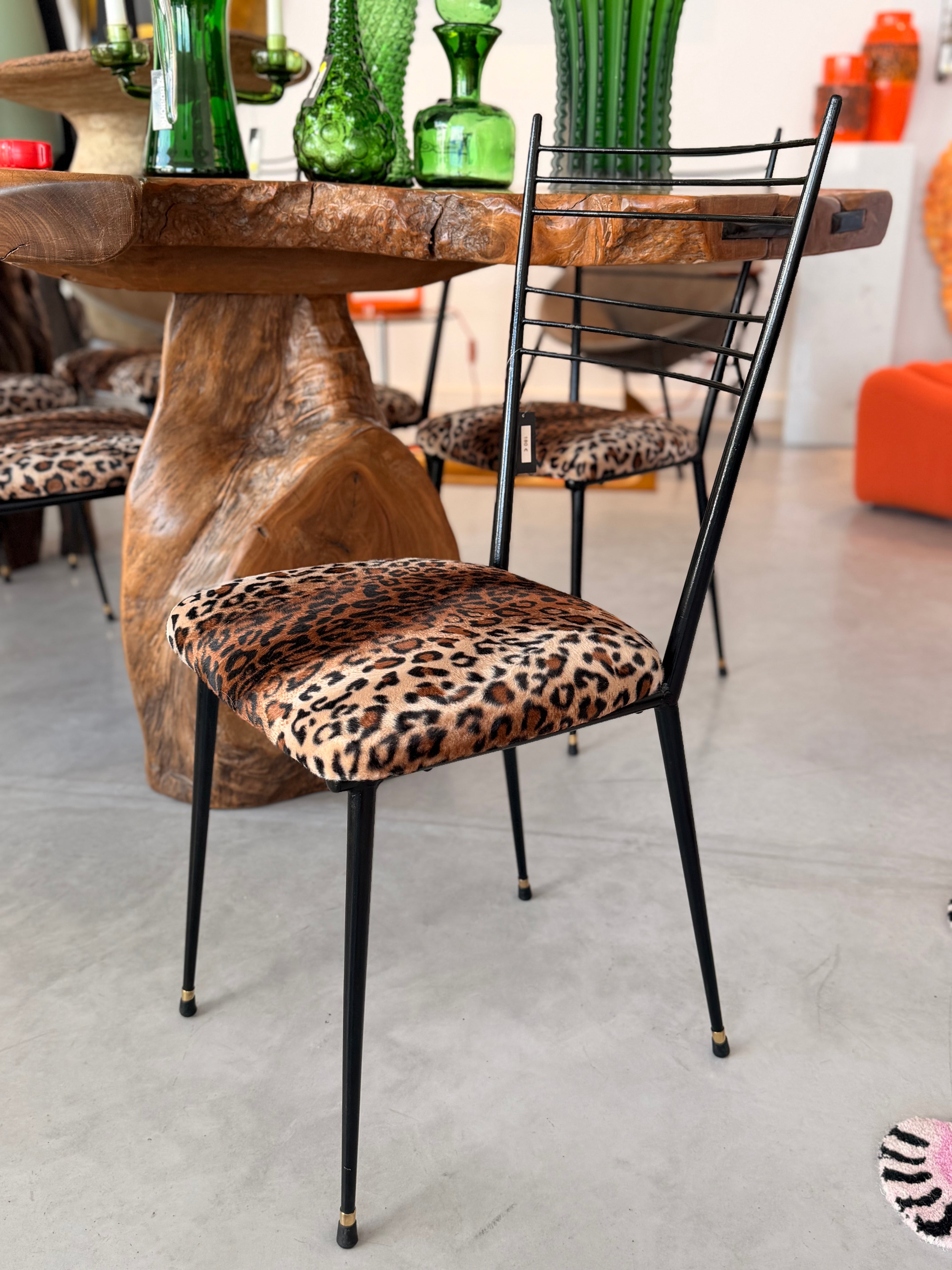 Série de Chaises Mid-Century en Métal Noir & Assises Léopard — Style Italien 1950s