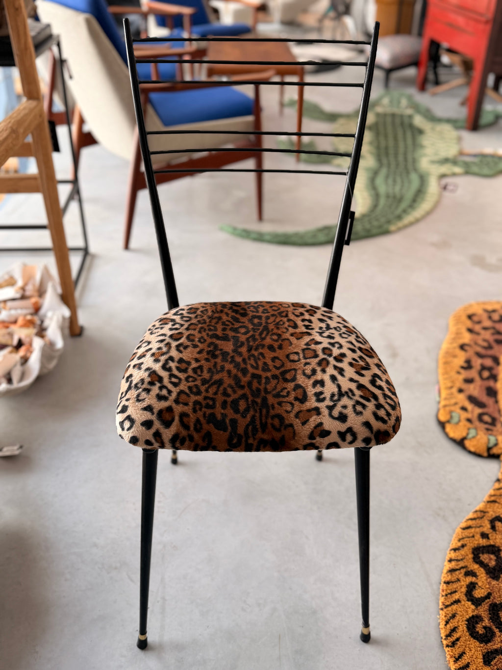 Série de Chaises Mid-Century en Métal Noir & Assises Léopard — Style Italien 1950s