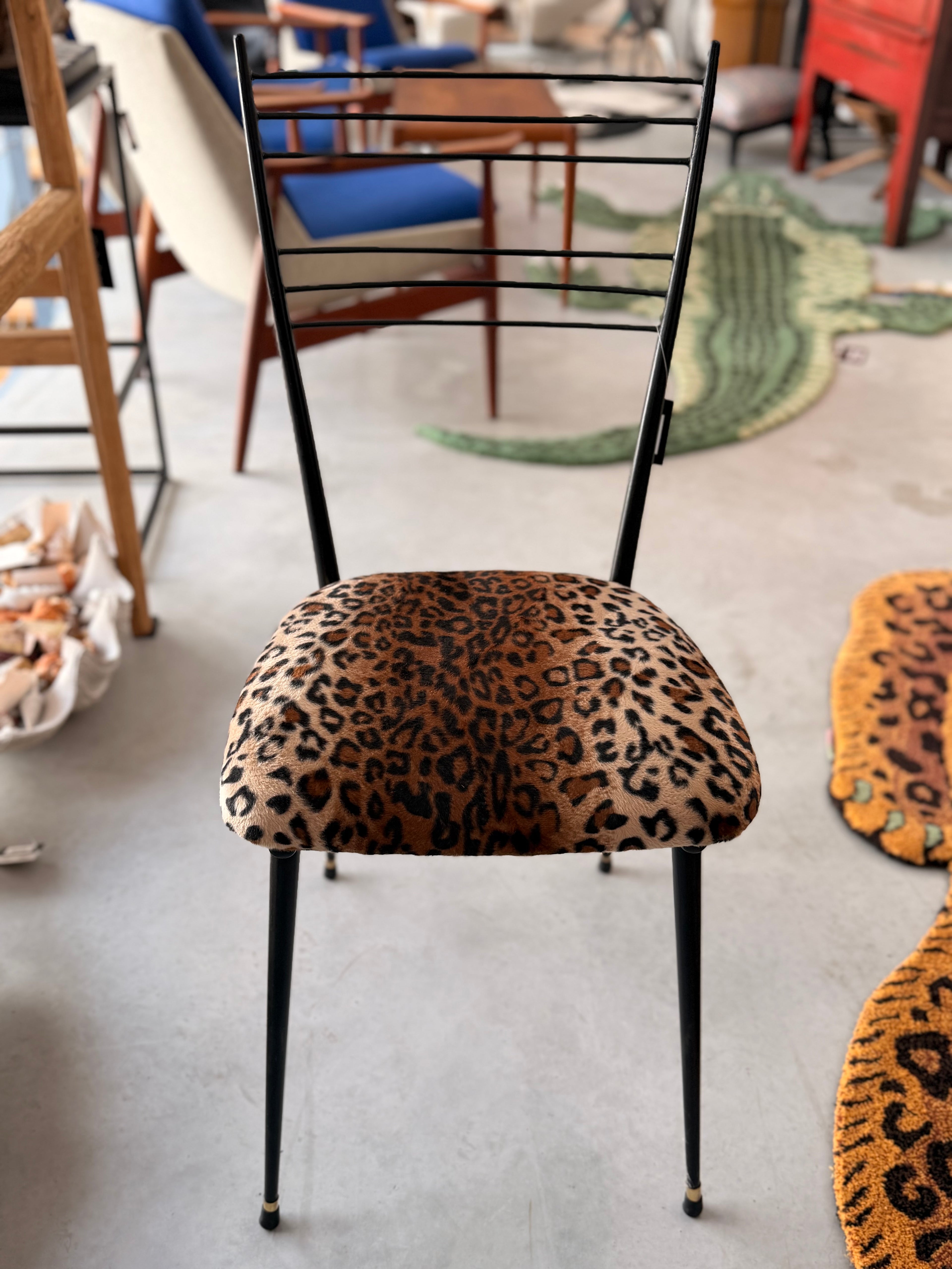 Série de Chaises Mid-Century en Métal Noir & Assises Léopard — Style Italien 1950s