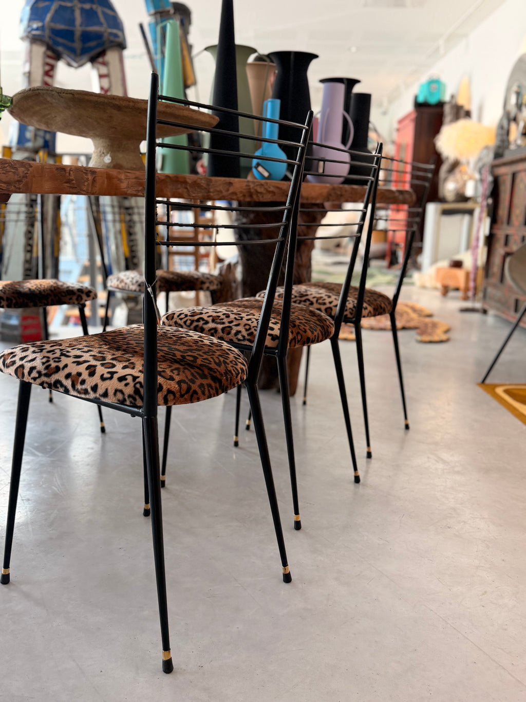 Série de Chaises Mid-Century en Métal Noir & Assises Léopard — Style Italien 1950s