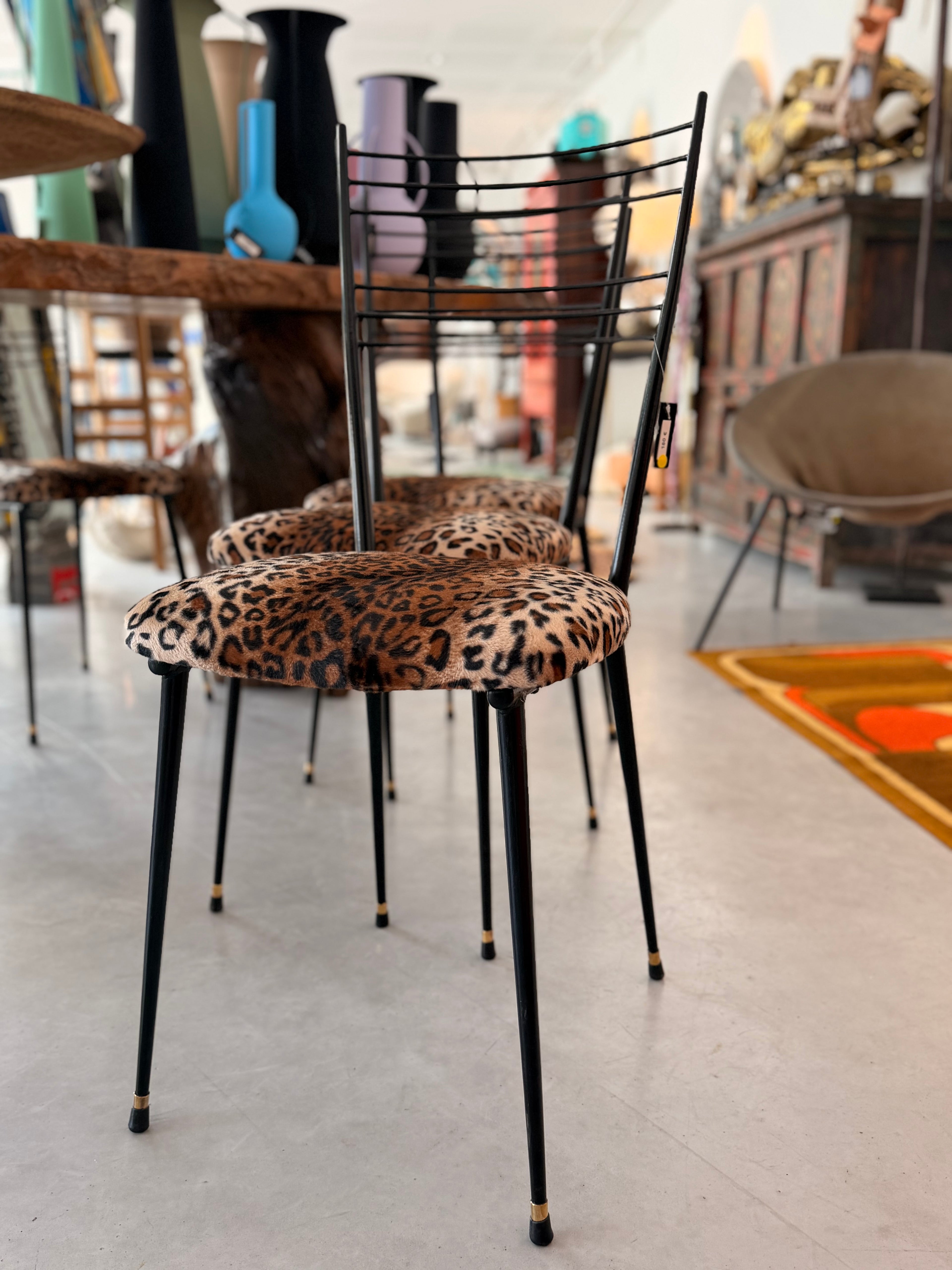 Série de Chaises Mid-Century en Métal Noir & Assises Léopard — Style Italien 1950s