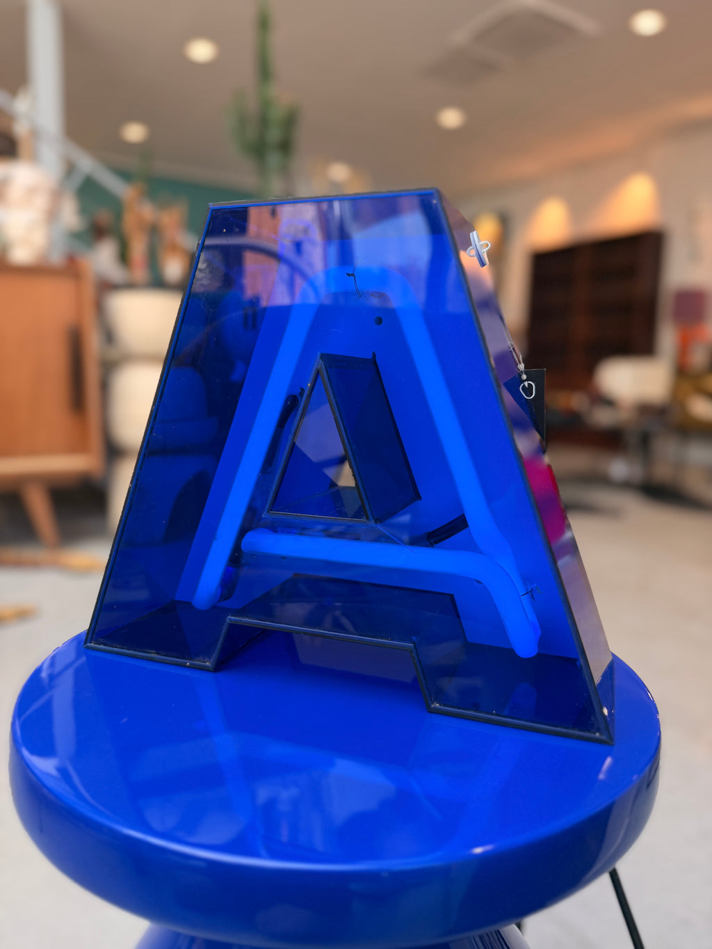Lettre Enseigne Lumineuse Électrique « A » – Néon Bleu Intense & Boîtier Plexiglas Translucide