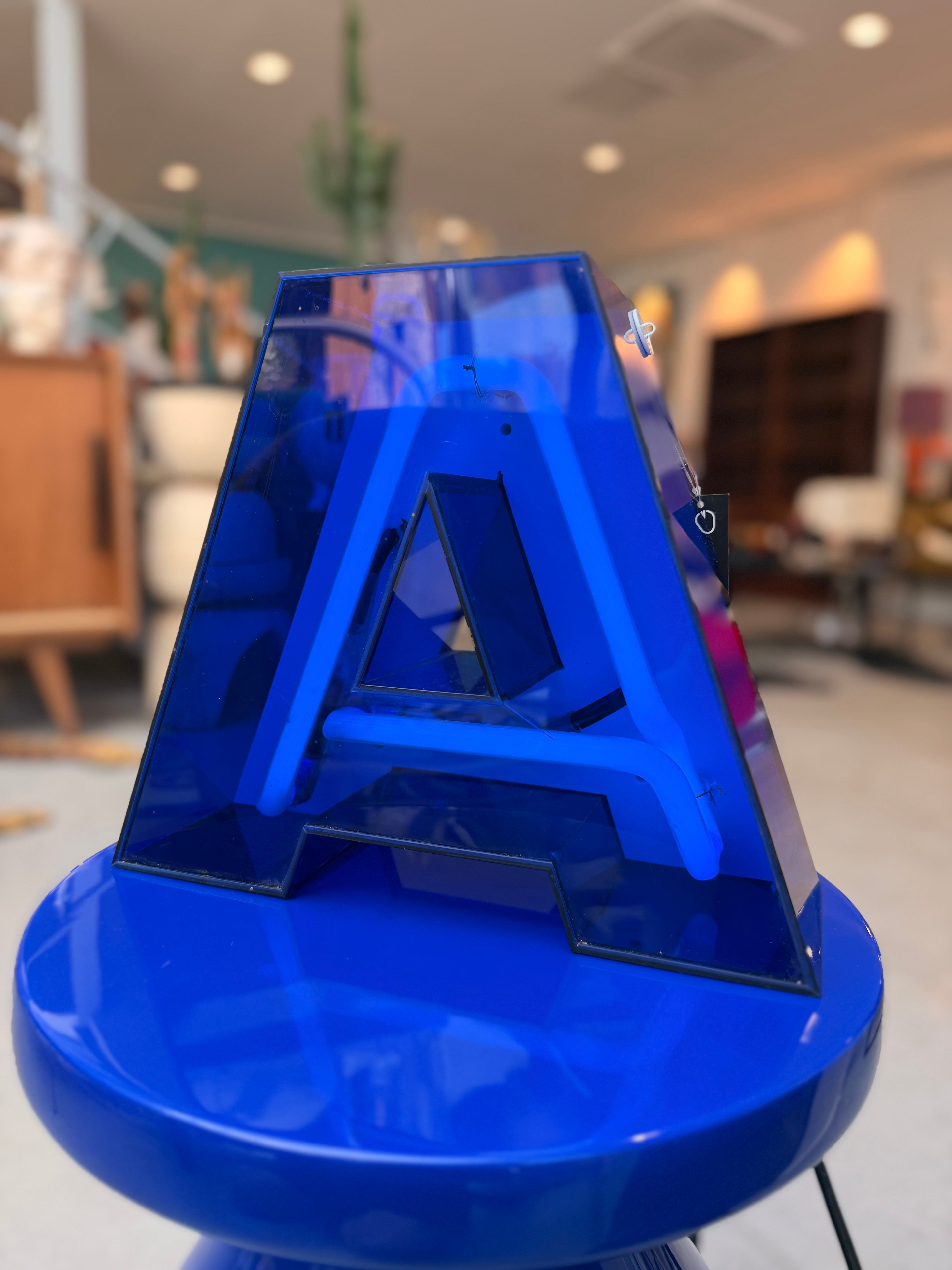 Lettre Enseigne Lumineuse Électrique « A » – Néon Bleu Intense & Boîtier Plexiglas Translucide