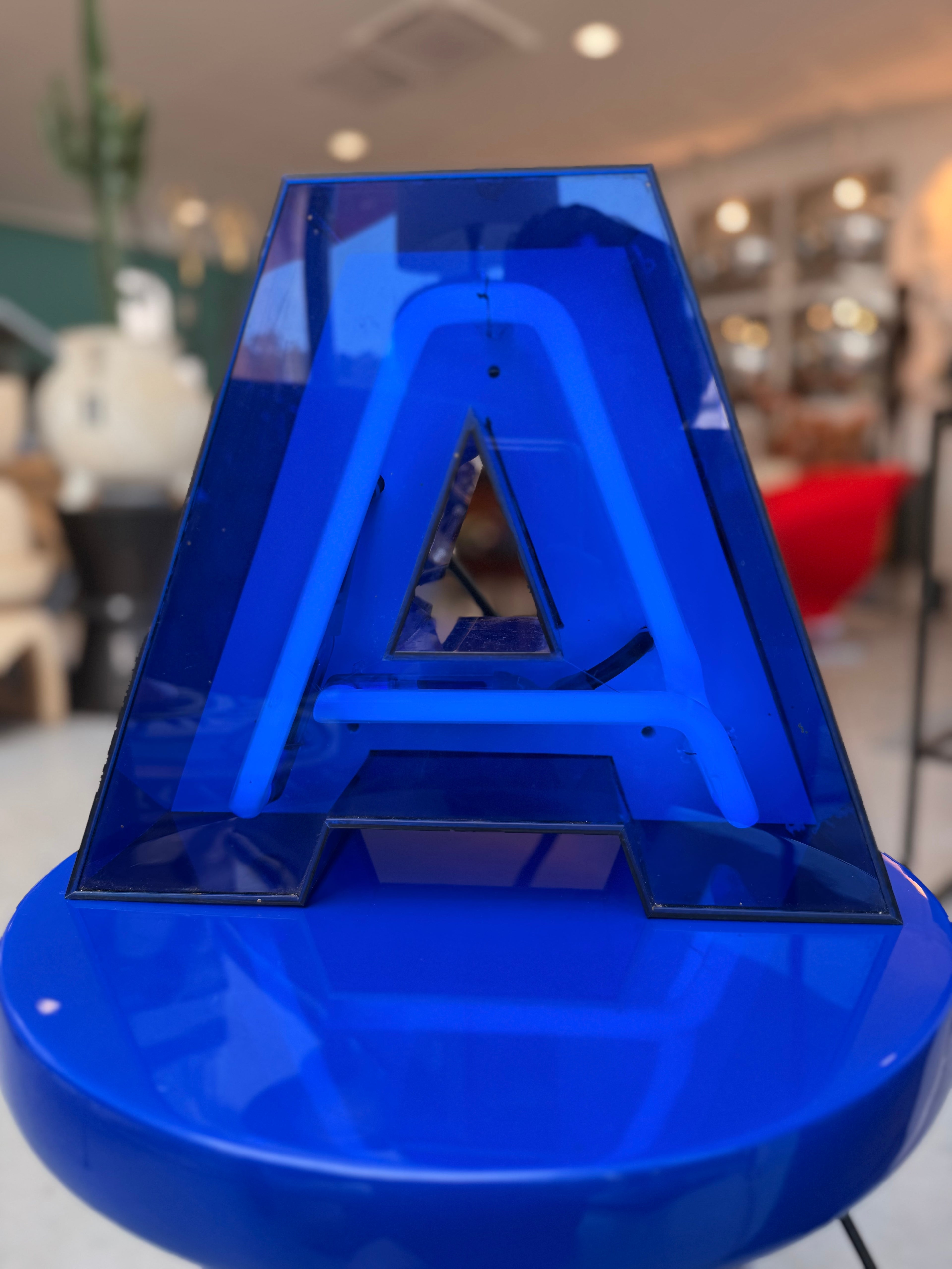 Lettre Enseigne Lumineuse Électrique « A » – Néon Bleu Intense & Boîtier Plexiglas Translucide