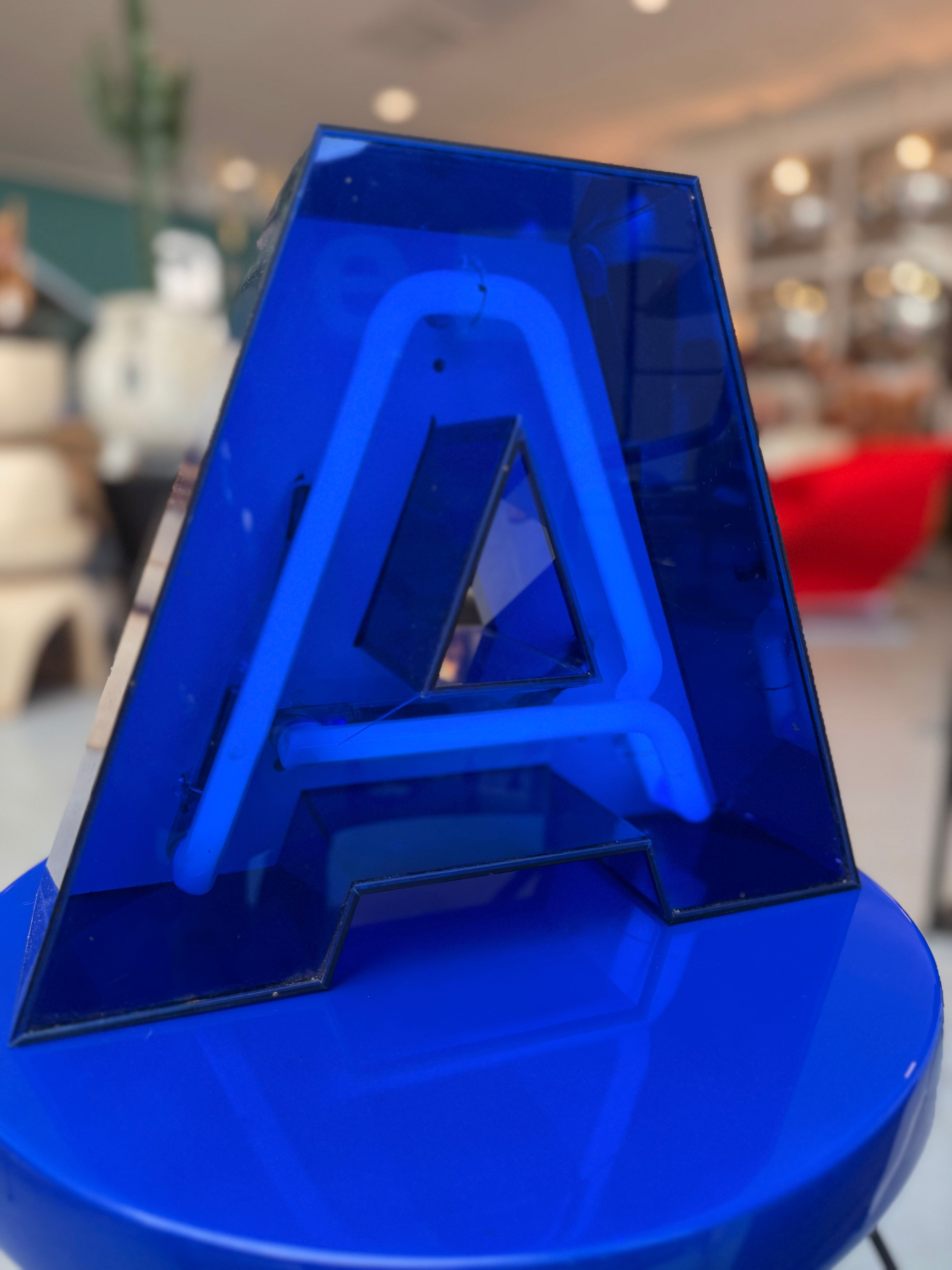 Lettre Enseigne Lumineuse Électrique « A » – Néon Bleu Intense & Boîtier Plexiglas Translucide