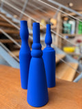 Trio de Vases Sculpturaux en Bleu Klein – Hommage à Giorgio Morandi & Yves Klein
