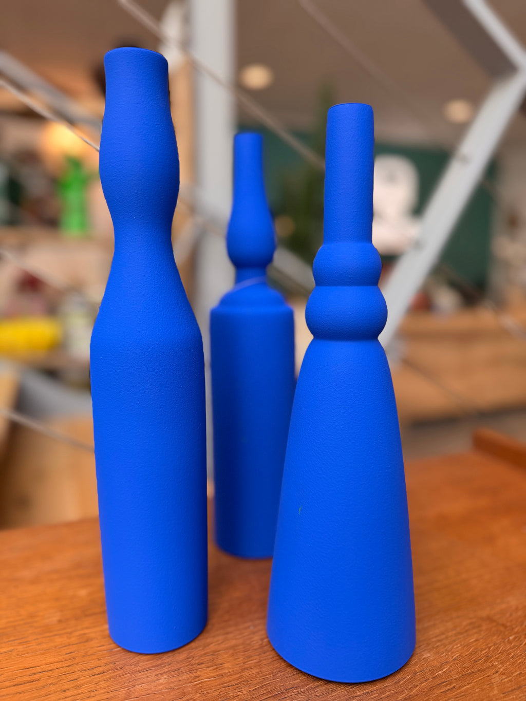 Trio de Vases Sculpturaux en Bleu Klein – Hommage à Giorgio Morandi & Yves Klein