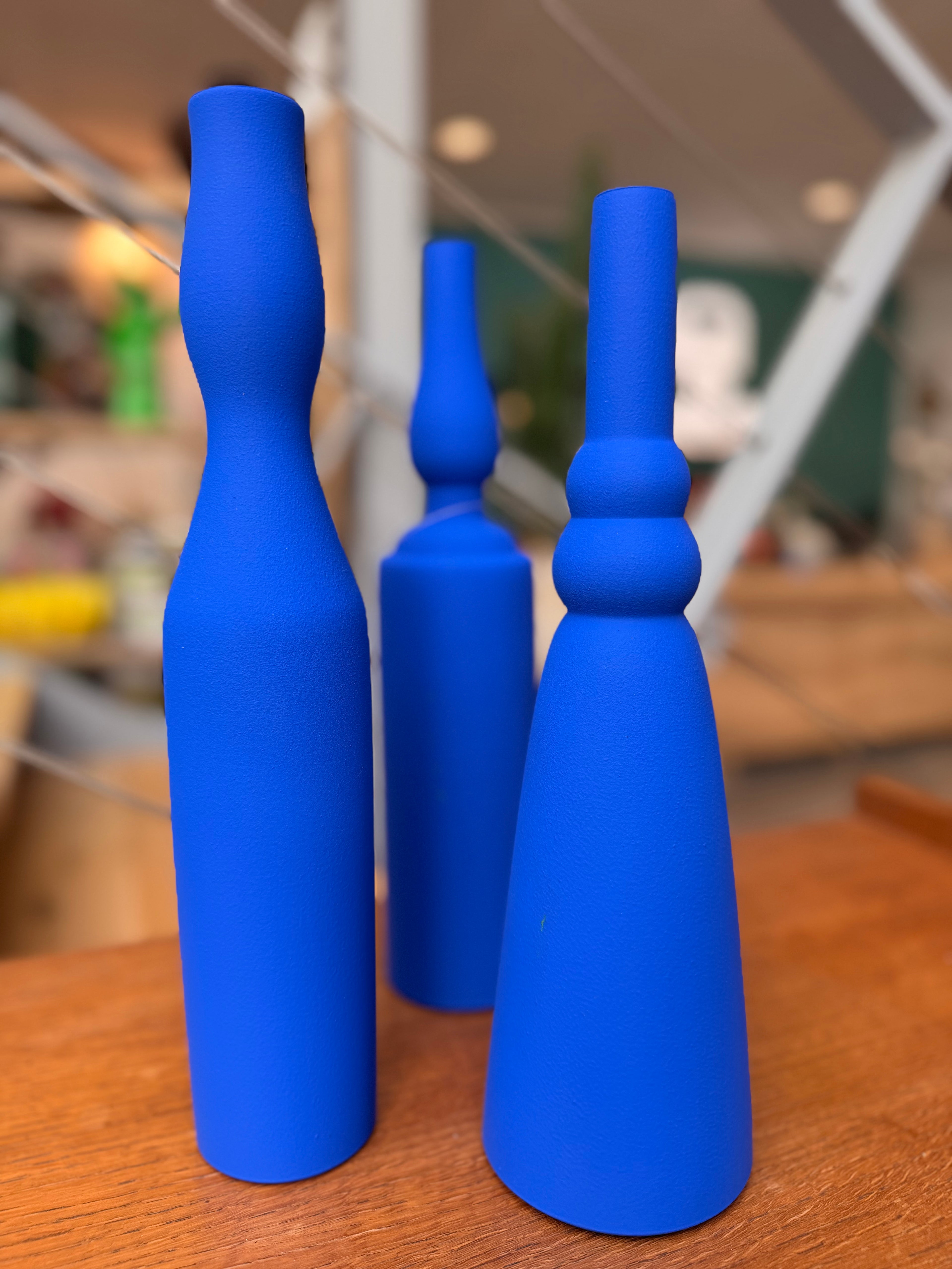 Trio de Vases Sculpturaux en Bleu Klein – Hommage à Giorgio Morandi & Yves Klein