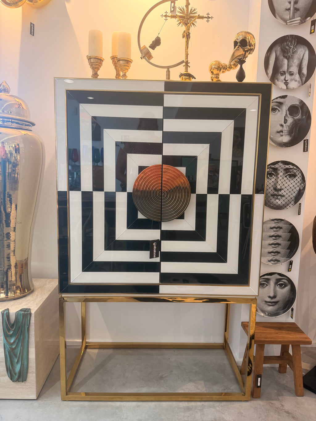 Exceptional Bar Cabinet "Op Art Bar" by Jonathan Adler – Prestige Brass and Stunning Lacquer Edition