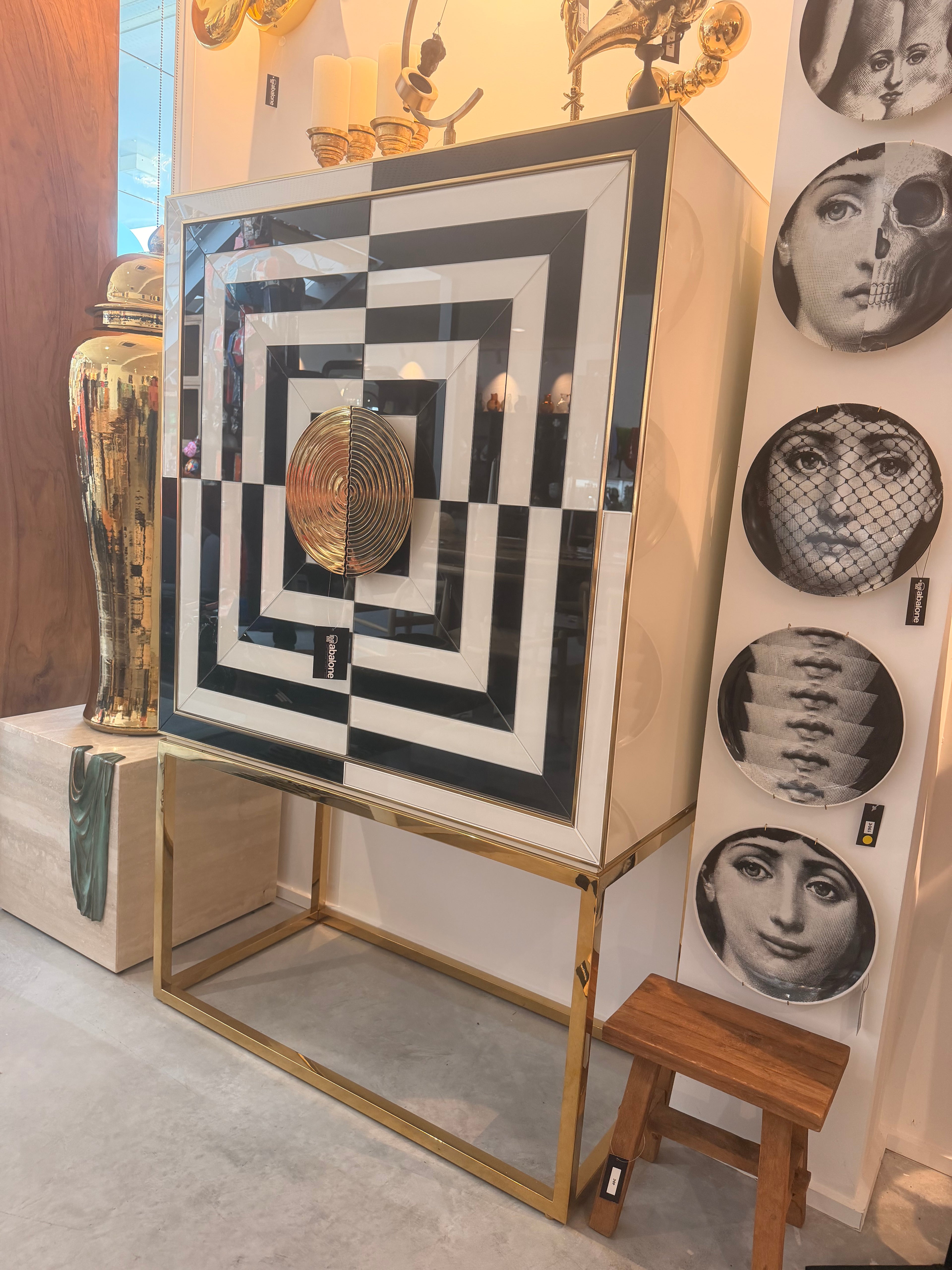 Exceptional Bar Cabinet "Op Art Bar" by Jonathan Adler – Prestige Brass and Stunning Lacquer Edition