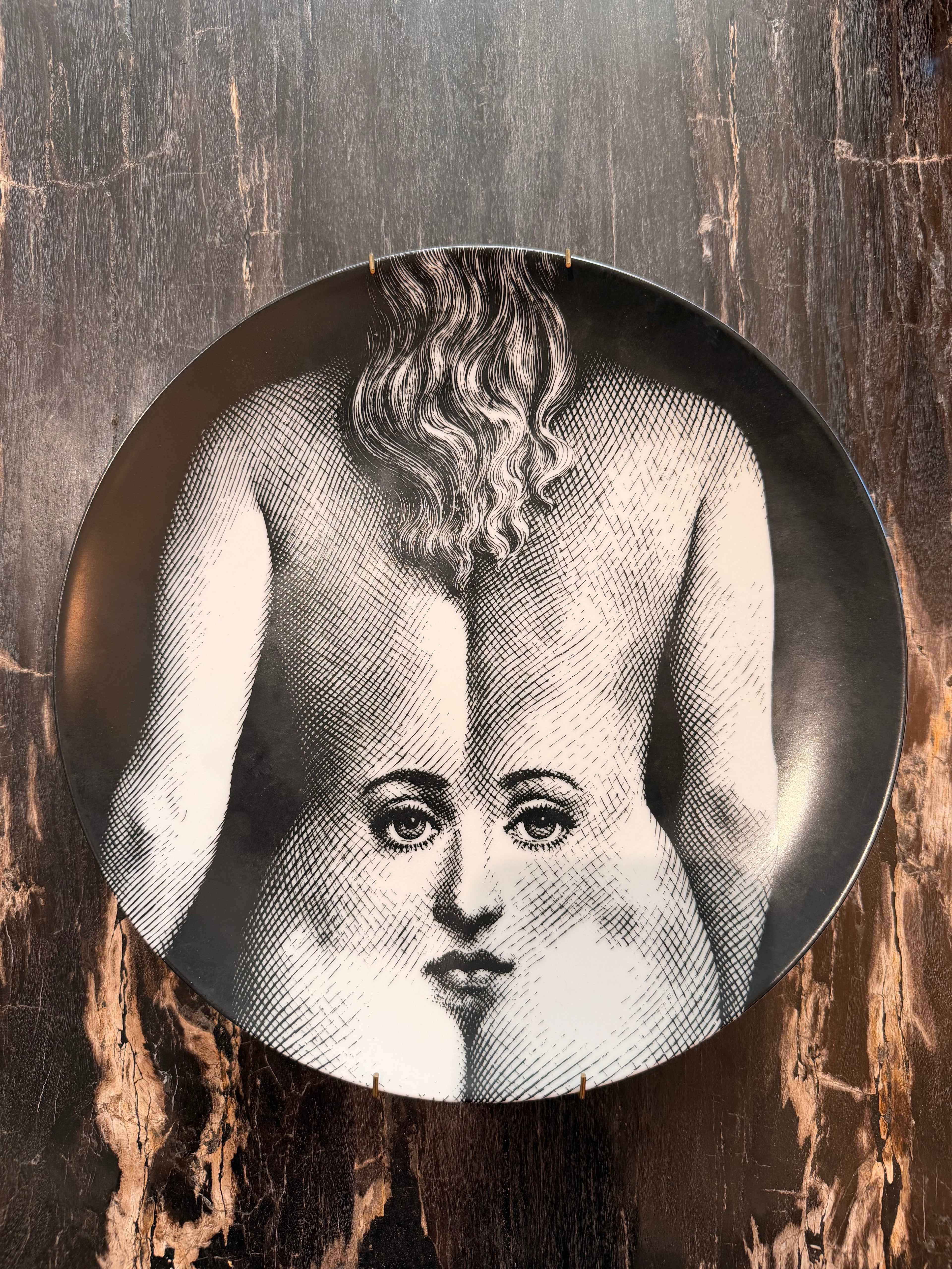 Assiette de Collection Fornasetti Milano – Série Iconique « Tema e Variazioni » (Vente à l'unité)