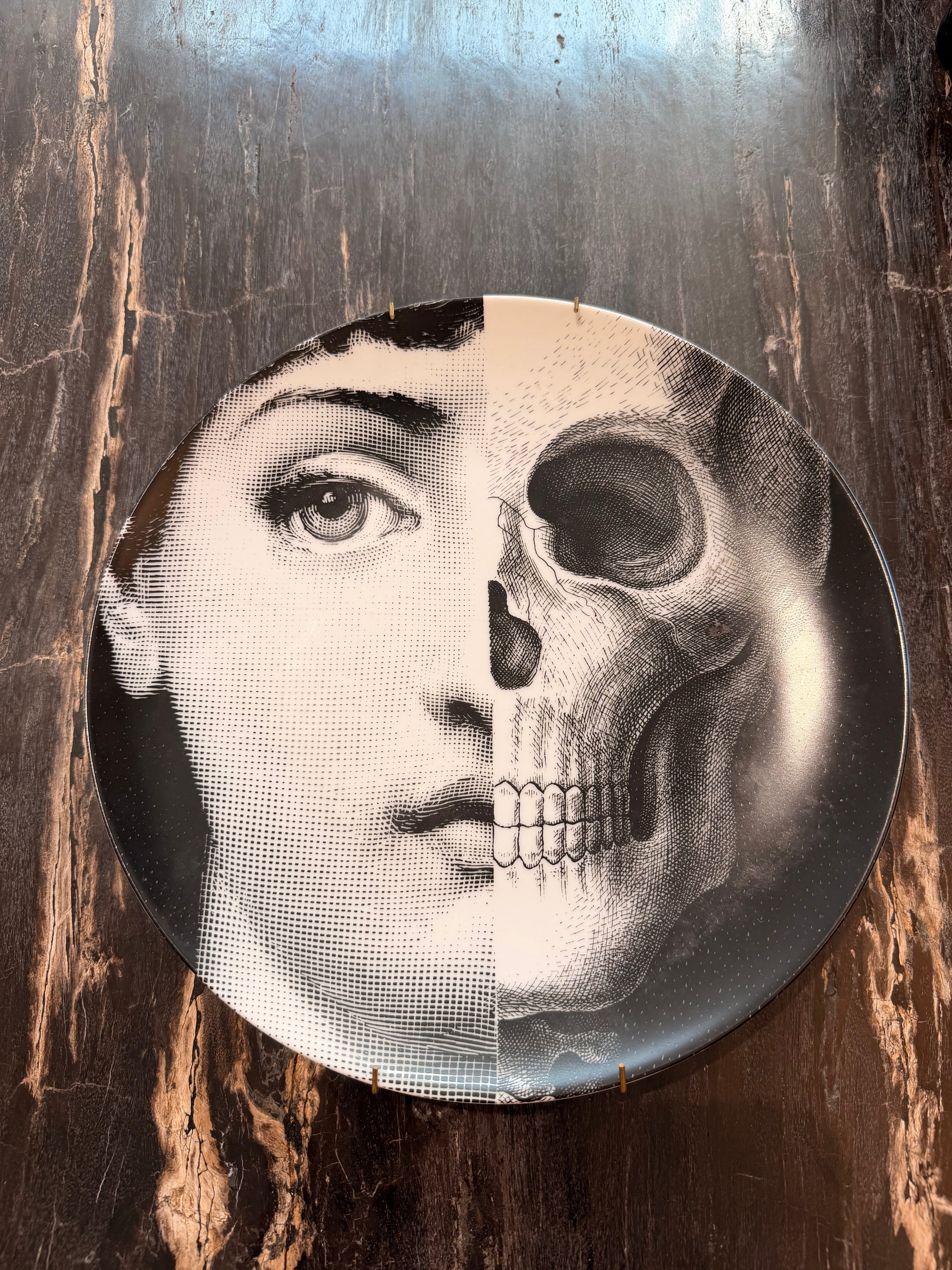 Assiette de Collection Fornasetti Milano – Série Iconique « Tema e Variazioni » (Vente à l'unité)