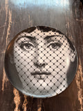 Assiette de Collection Fornasetti Milano – Série Iconique « Tema e Variazioni » (Vente à l'unité)