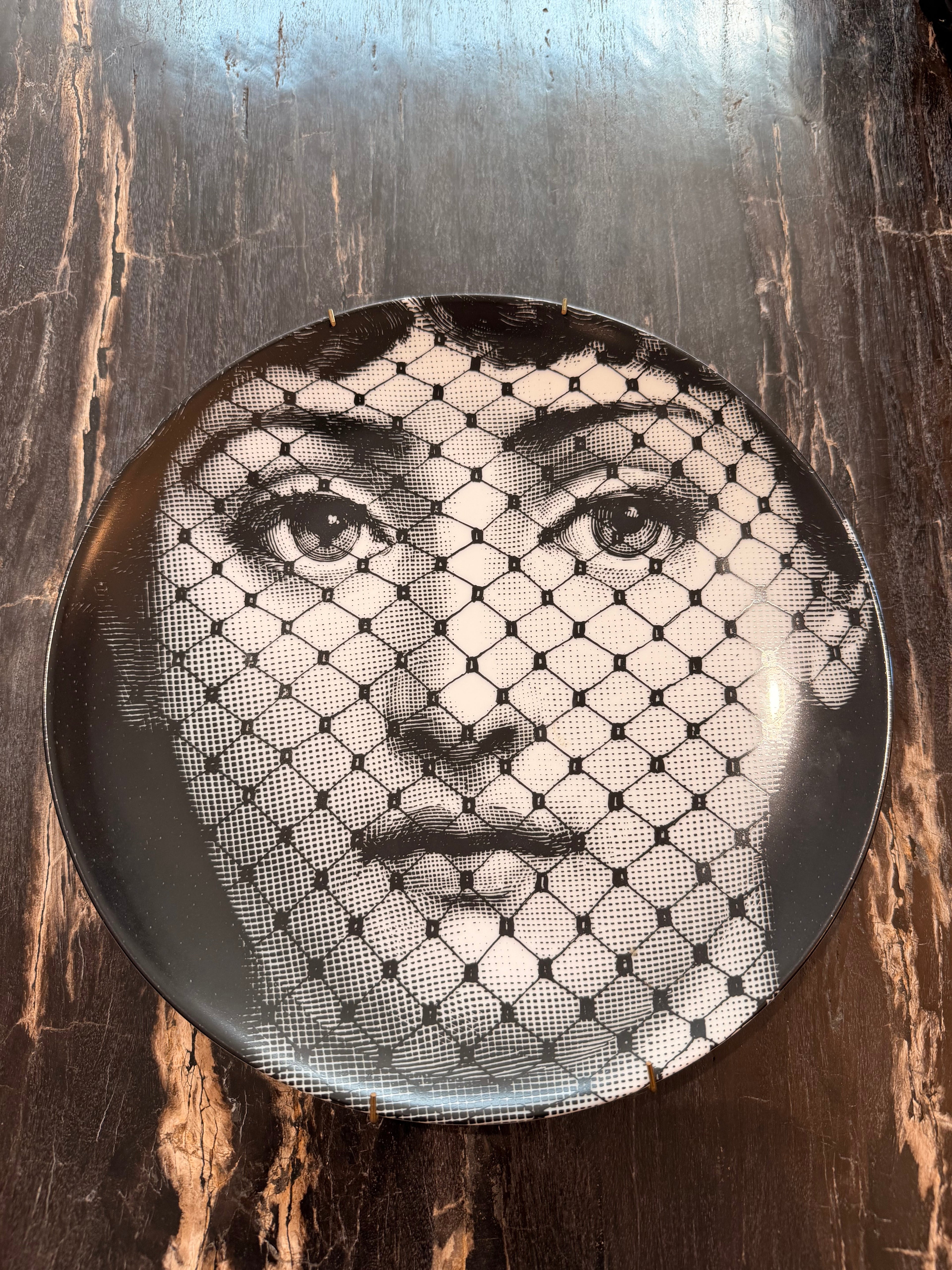 Assiette de Collection Fornasetti Milano – Série Iconique « Tema e Variazioni » (Vente à l'unité)