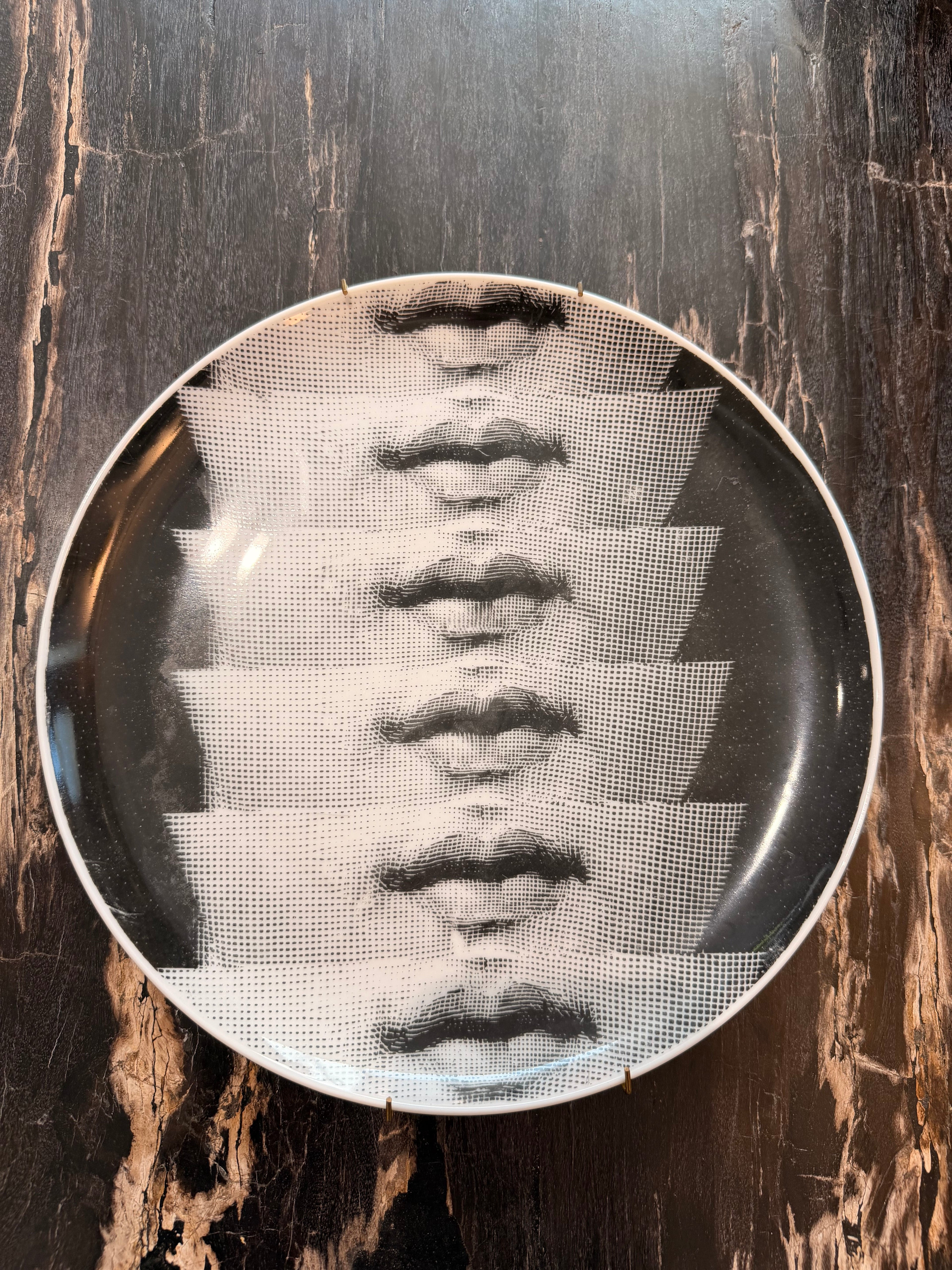 Assiette de Collection Fornasetti Milano – Série Iconique « Tema e Variazioni » (Vente à l'unité)