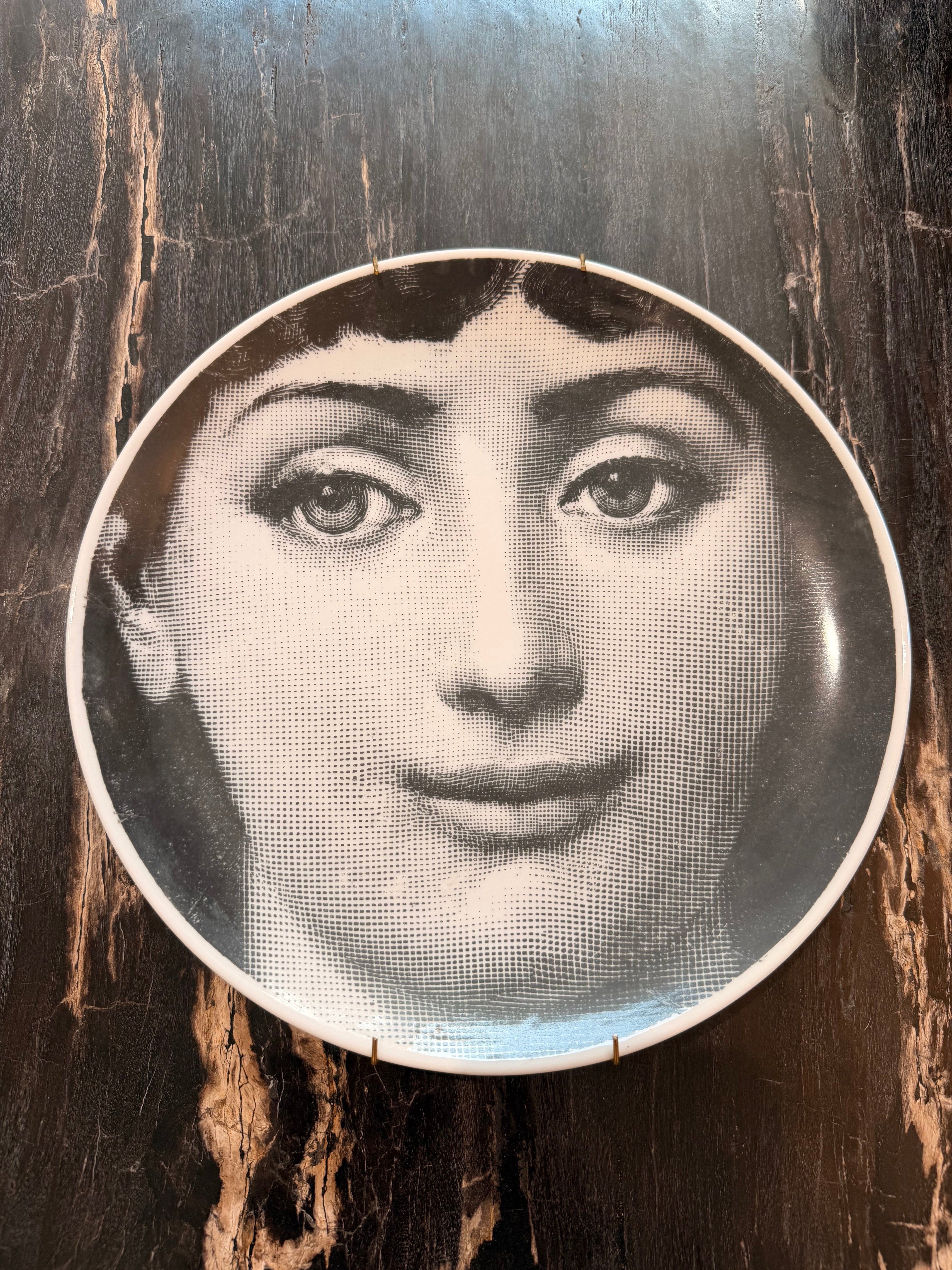 Assiette de Collection Fornasetti Milano – Série Iconique « Tema e Variazioni » (Vente à l'unité)