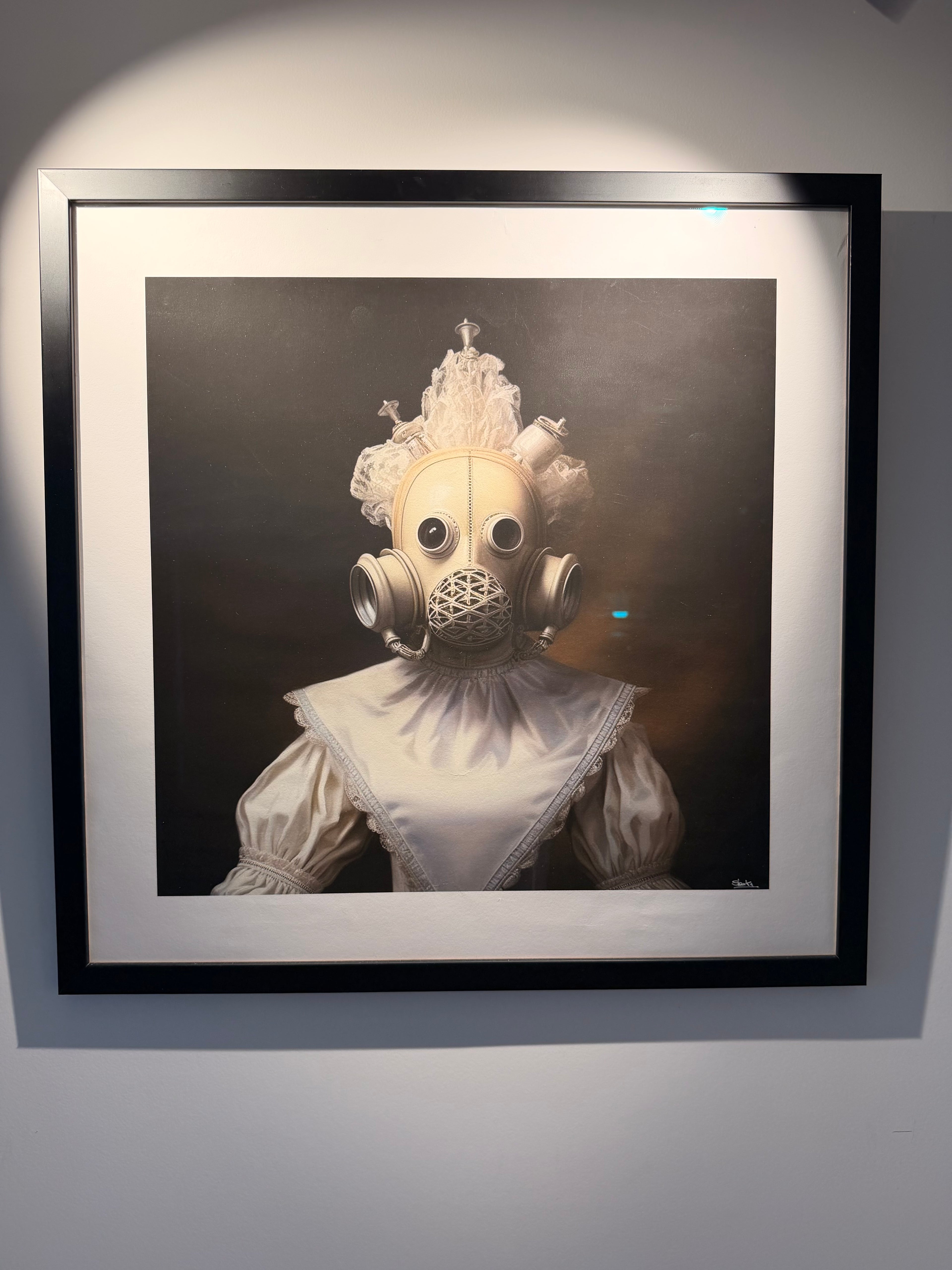 Tableau Néo-Classique Dystopique « Masquerade No.2 » (2023) par Slasky – Édition Limitée Très Rare 1/5, Giclée sur Papier Hahnemühle Encadrée