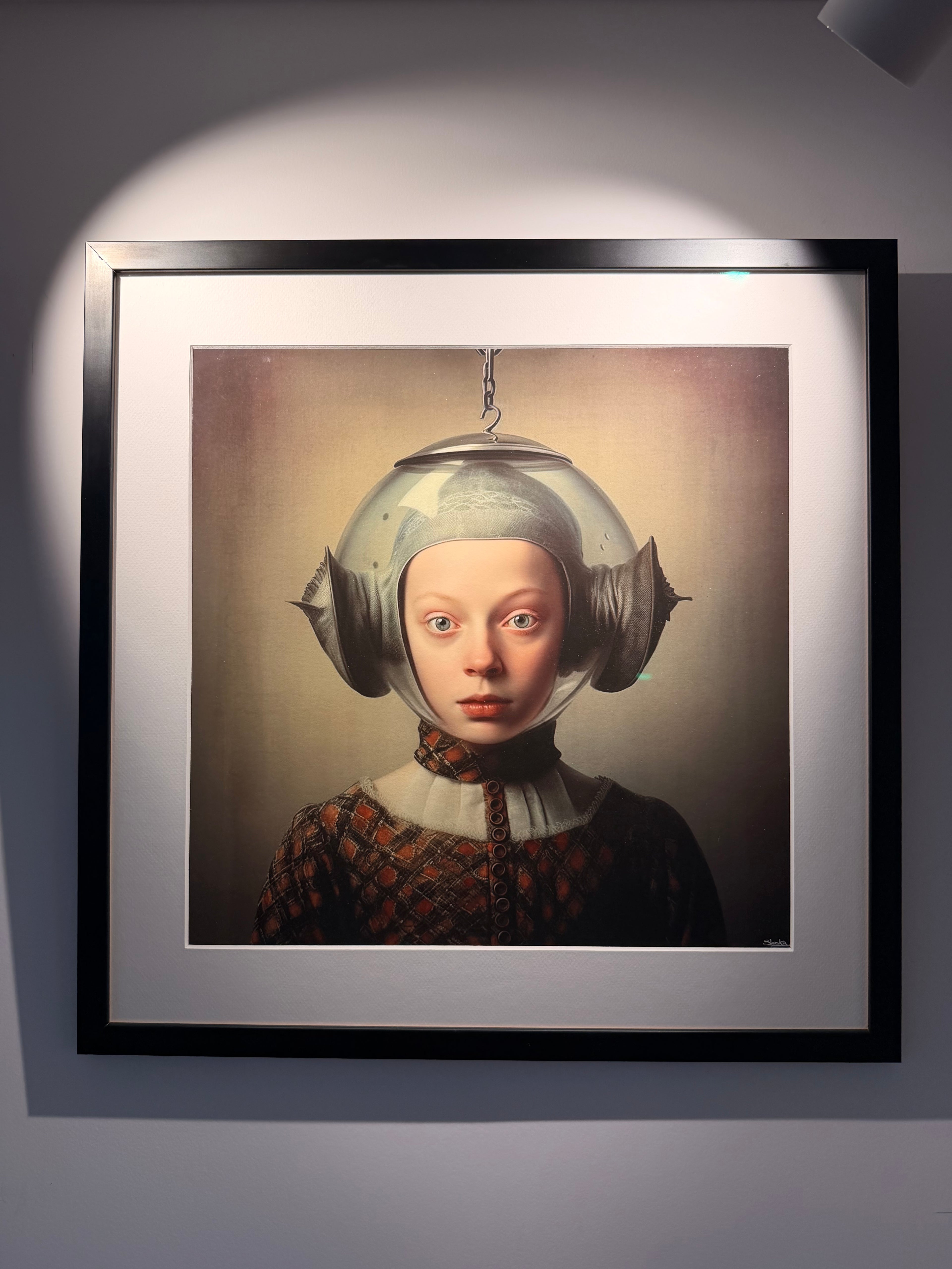 Tableau Néosurréaliste « Portrait au Scaphandre » par Slasky – Art Numérique Contemporain Encadré sous Marie-Louise