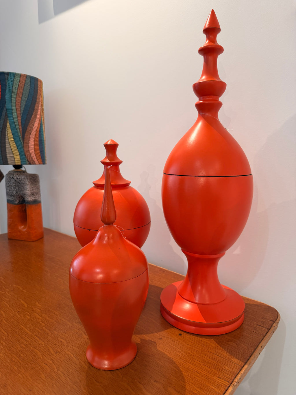 Urnes et Pots Couverts en Bois Laqué Orange Corail Pop – Objets Tournés Design, Intérieur Noir Mat