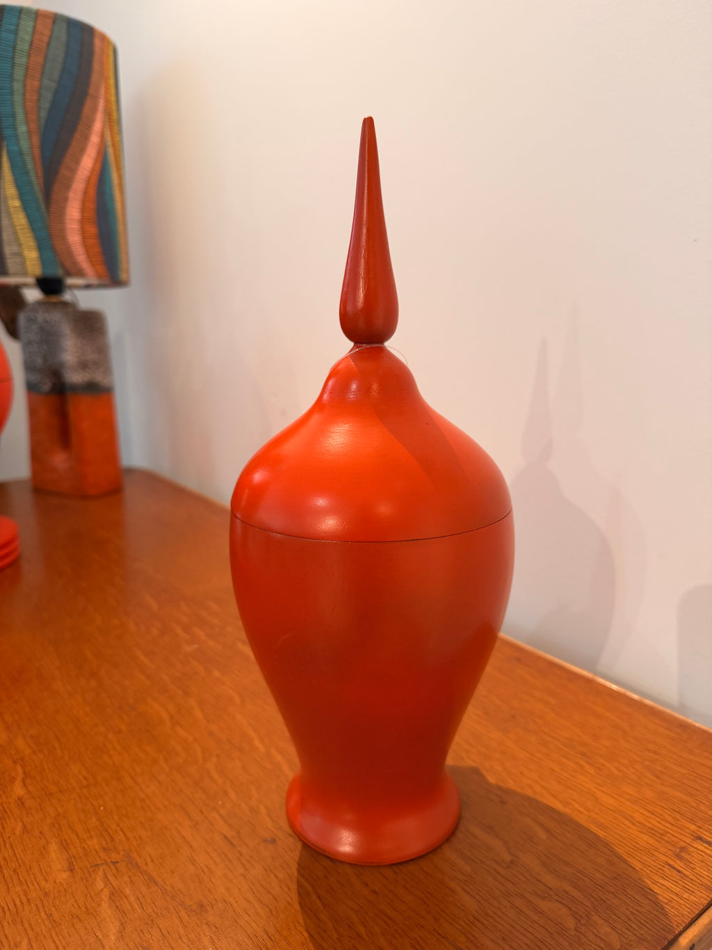 Urnes et Pots Couverts en Bois Laqué Orange Corail Pop – Objets Tournés Design, Intérieur Noir Mat