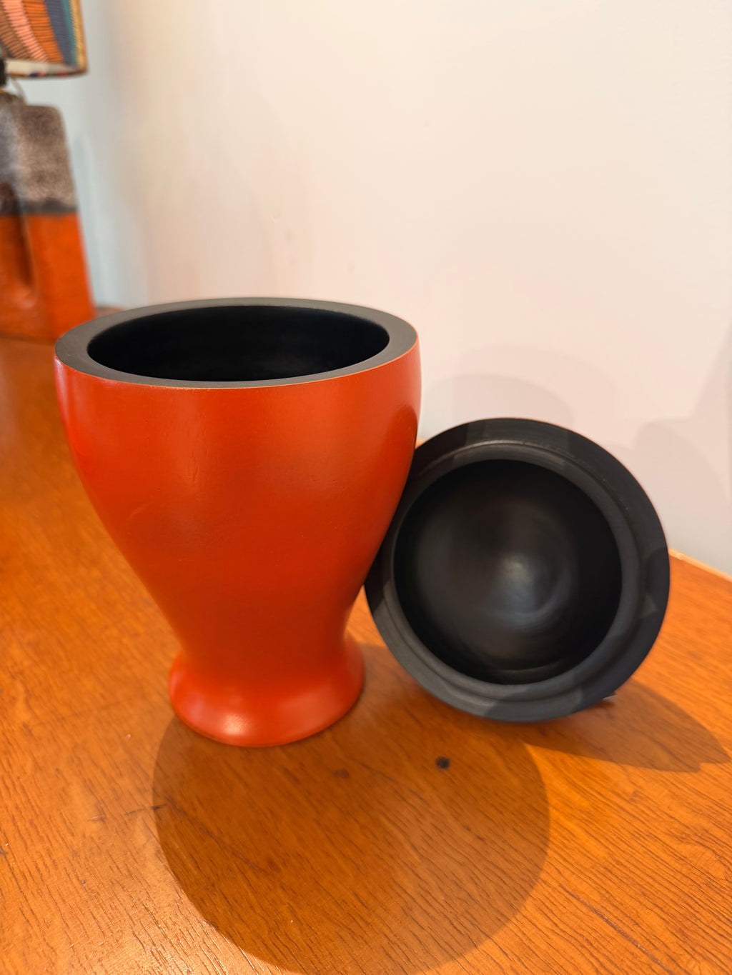 Urnes et Pots Couverts en Bois Laqué Orange Corail Pop – Objets Tournés Design, Intérieur Noir Mat