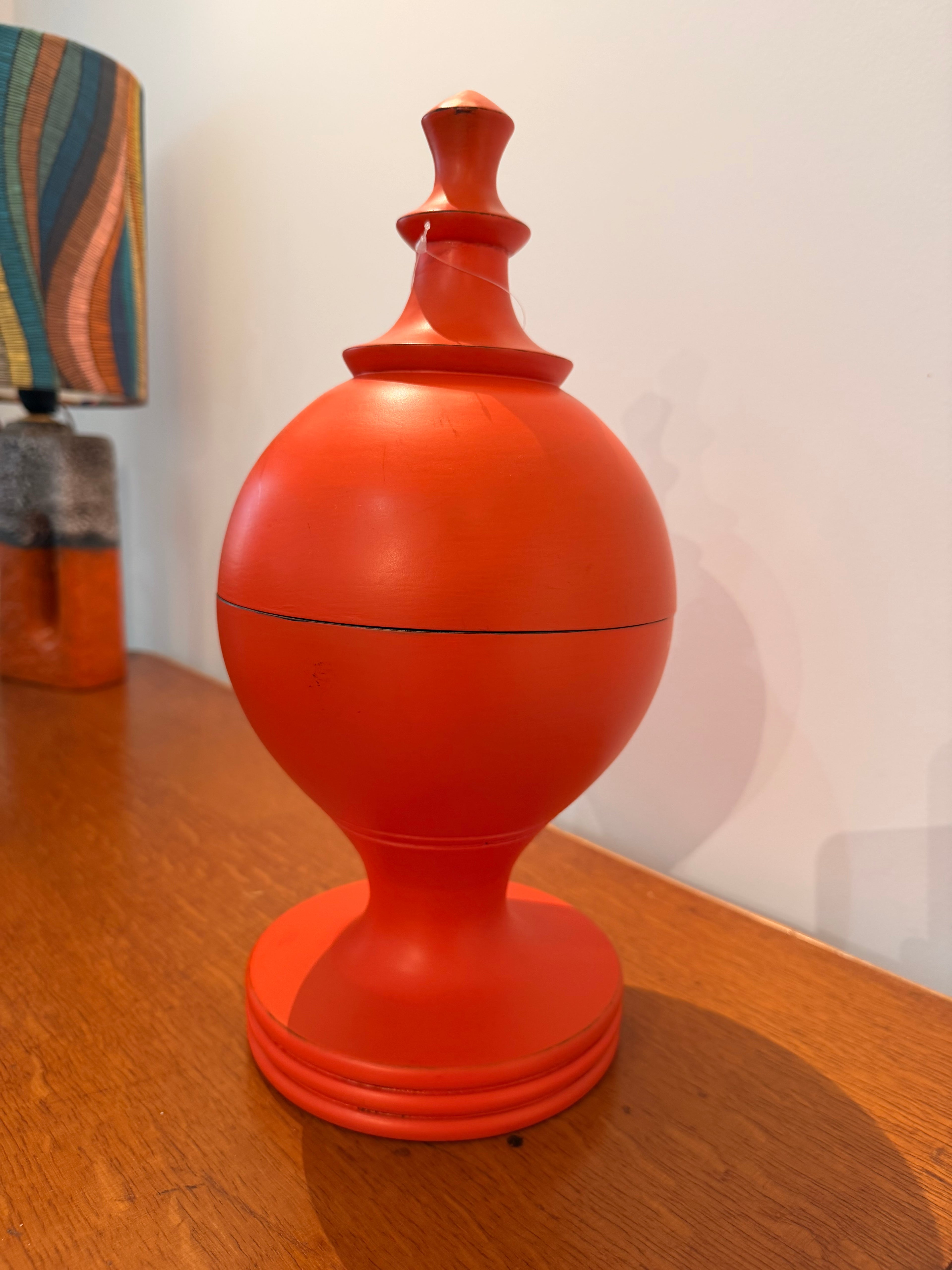 Urnes et Pots Couverts en Bois Laqué Orange Corail Pop – Objets Tournés Design, Intérieur Noir Mat