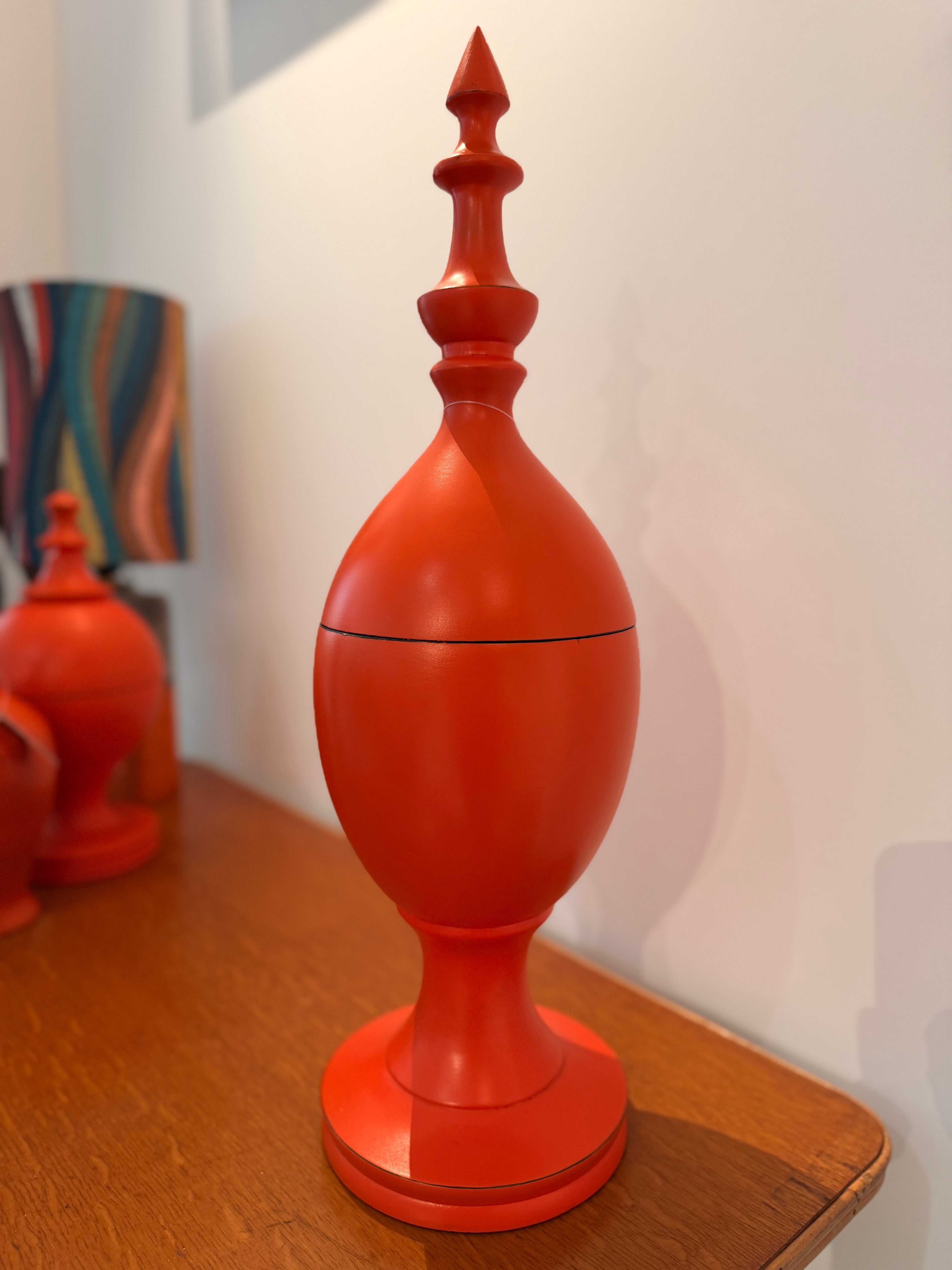 Urnes et Pots Couverts en Bois Laqué Orange Corail Pop – Objets Tournés Design, Intérieur Noir Mat