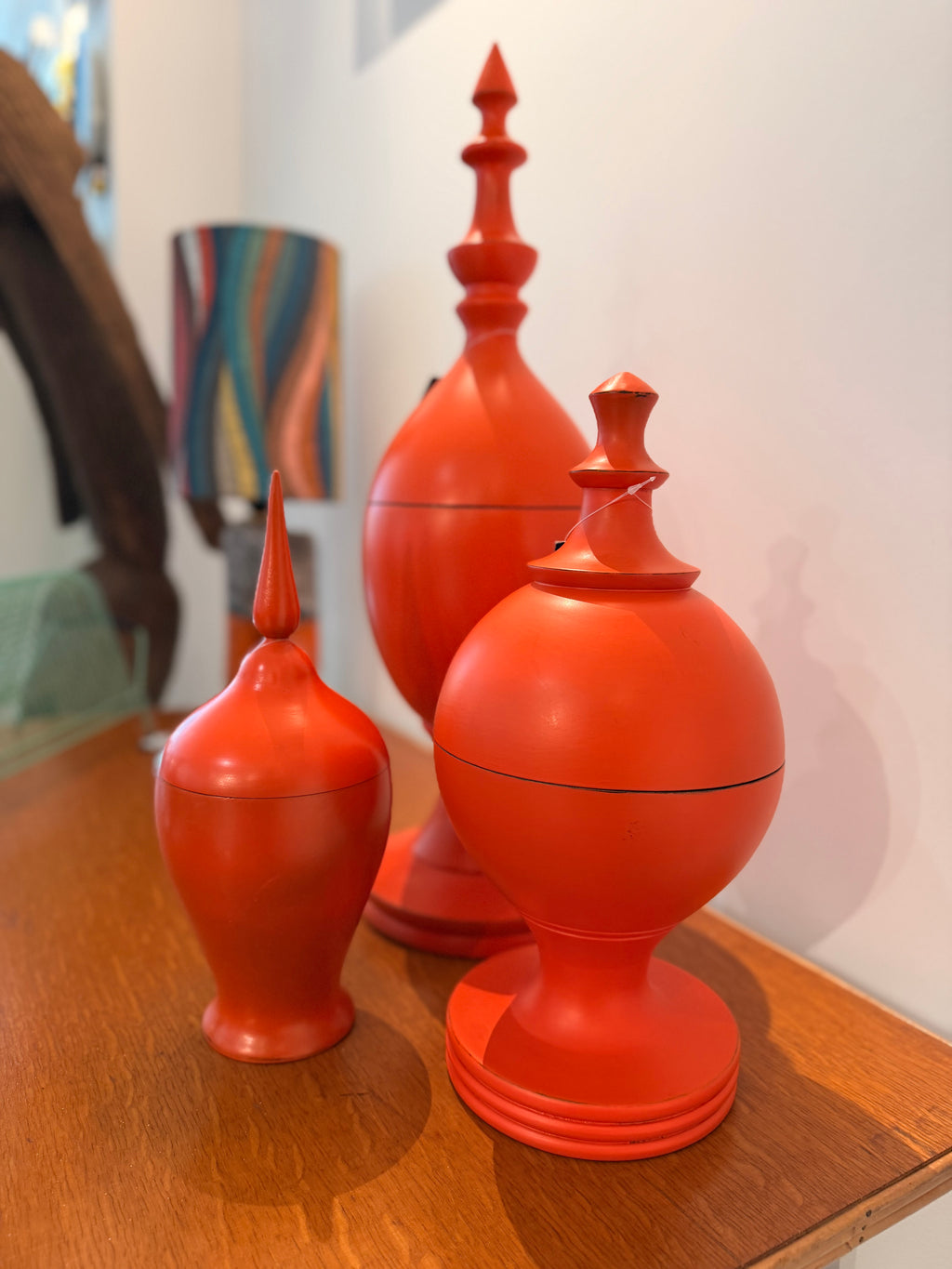 Urnes et Pots Couverts en Bois Laqué Orange Corail Pop – Objets Tournés Design, Intérieur Noir Mat