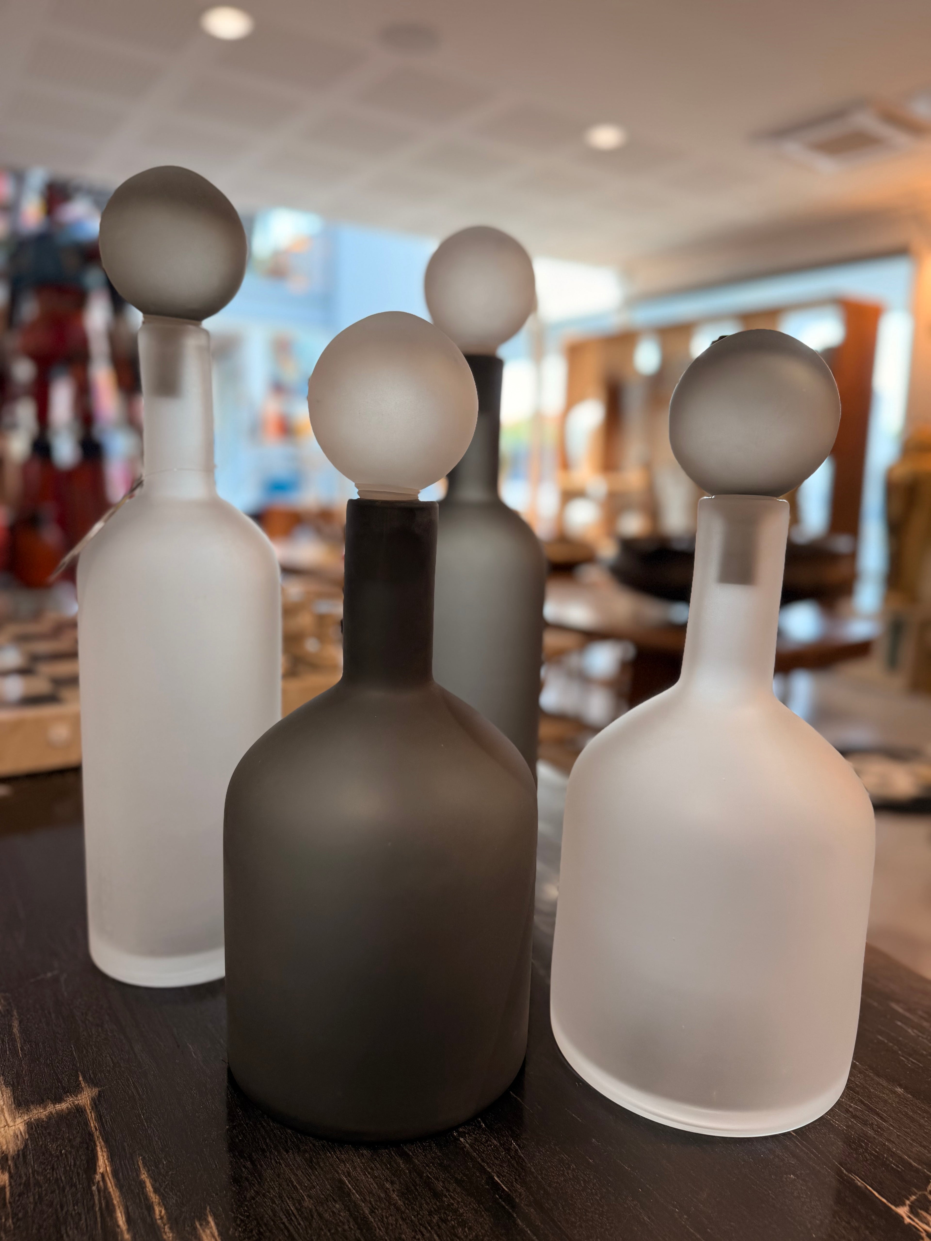 Set de 4 Bouteilles Décoratives en Verre Dépoli – Design Scandinave Épuré & Minimaliste