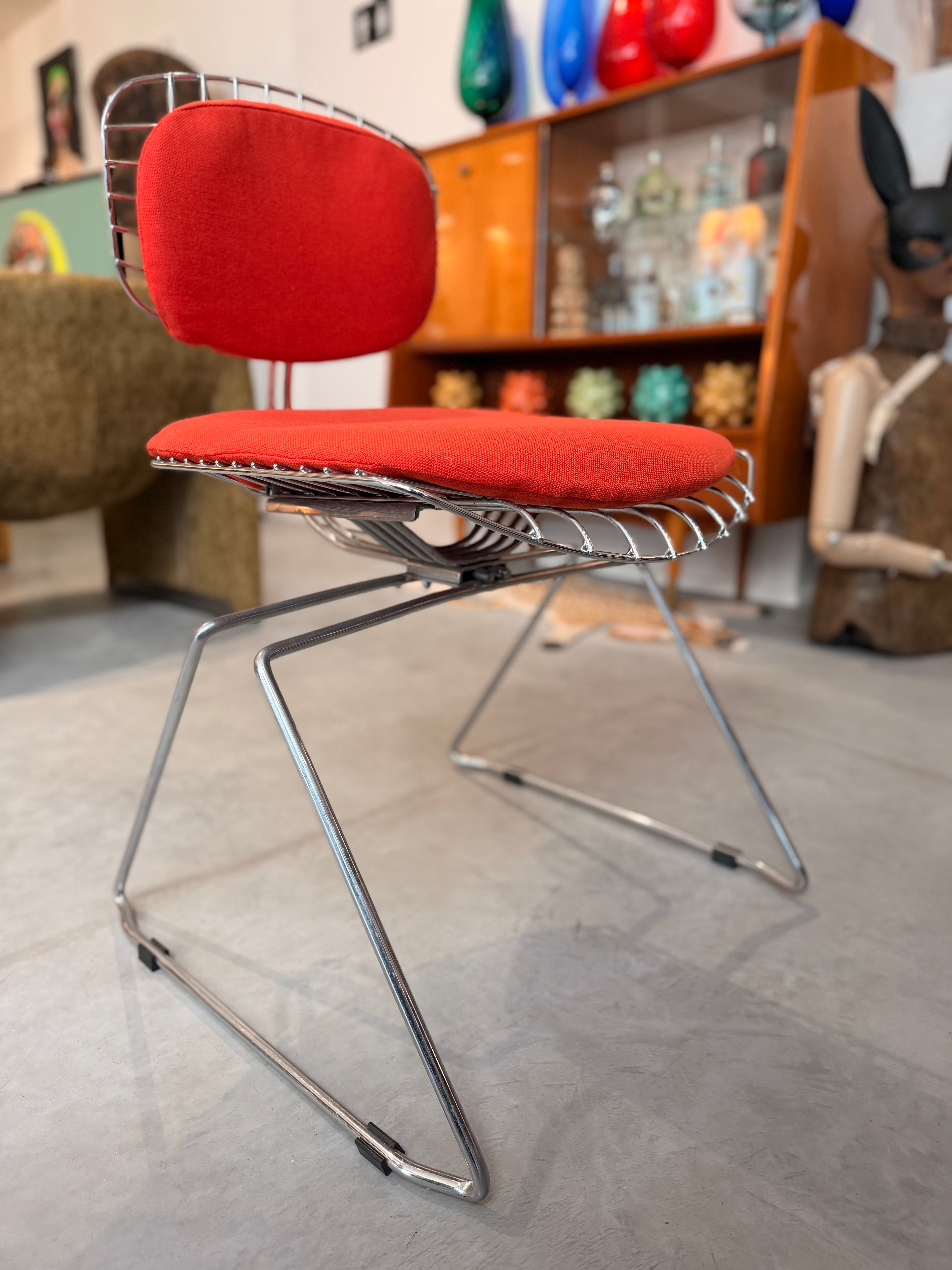 Chaise "TRAINEAU" par Michel Cadestin (1976) – Icône Vintage Space Age en Fil d'Acier Chromé et Tissu Rouge Corail