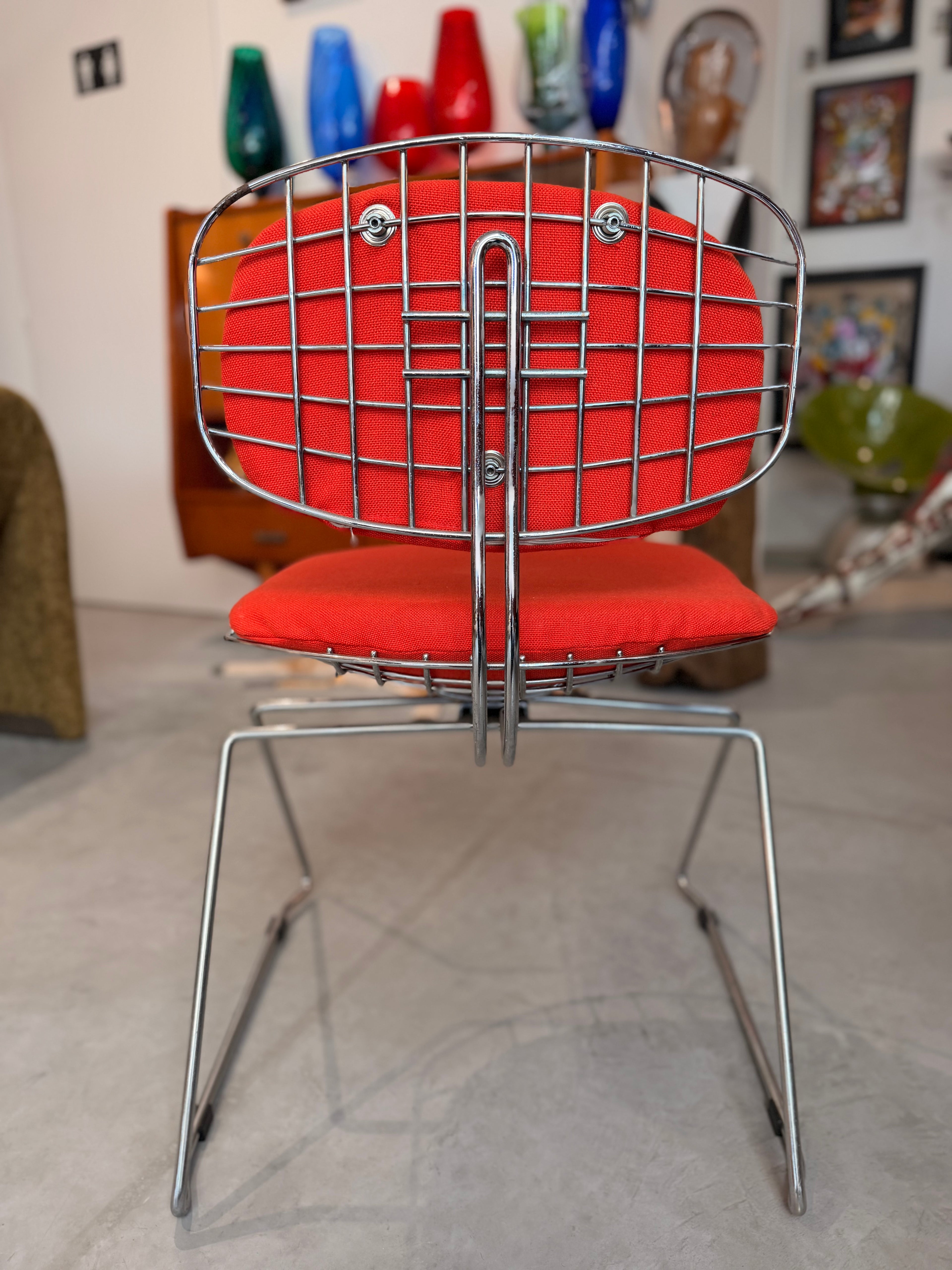 Chaise "TRAINEAU" par Michel Cadestin (1976) – Icône Vintage Space Age en Fil d'Acier Chromé et Tissu Rouge Corail