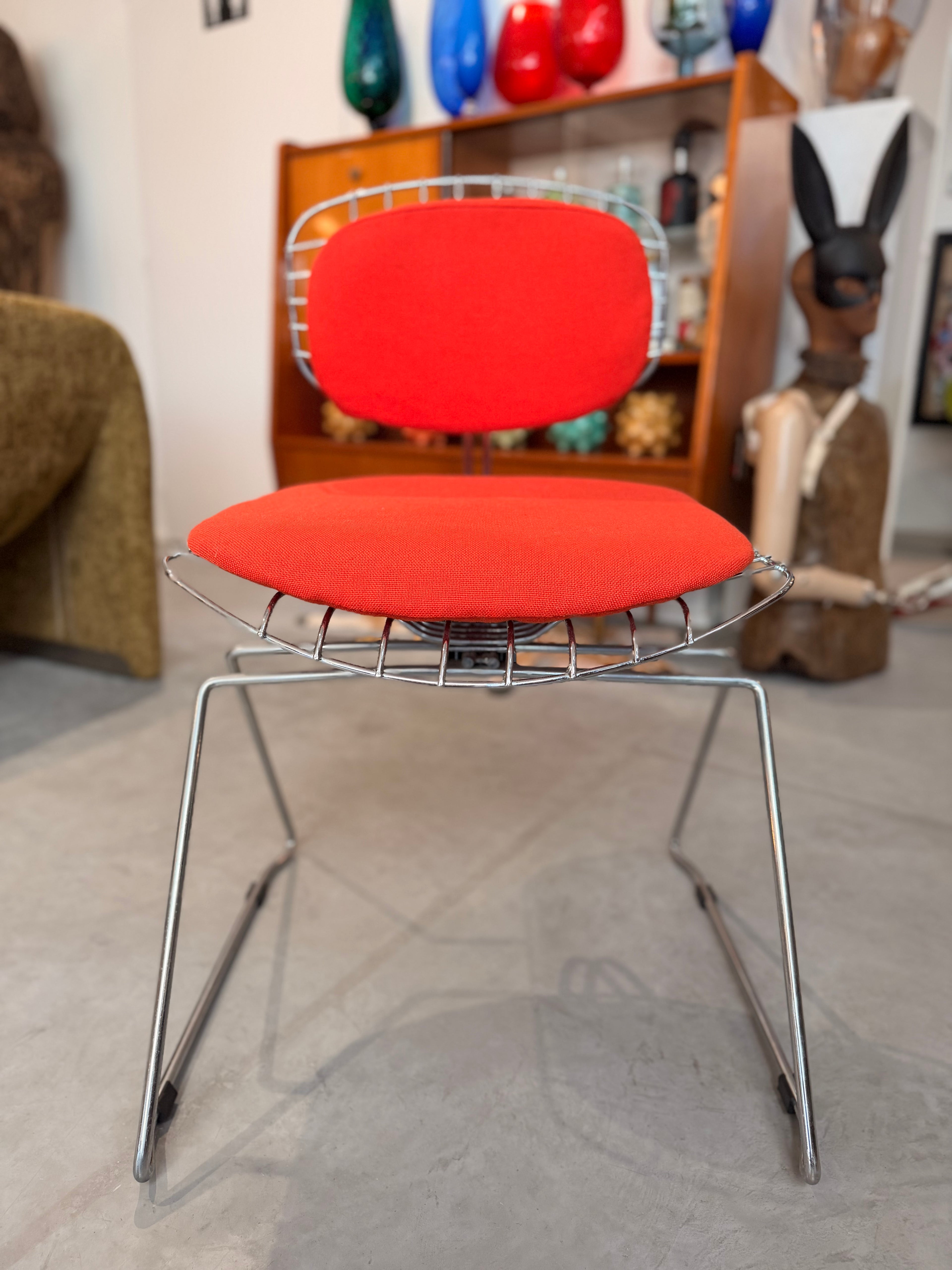 Chaise "TRAINEAU" par Michel Cadestin (1976) – Icône Vintage Space Age en Fil d'Acier Chromé et Tissu Rouge Corail