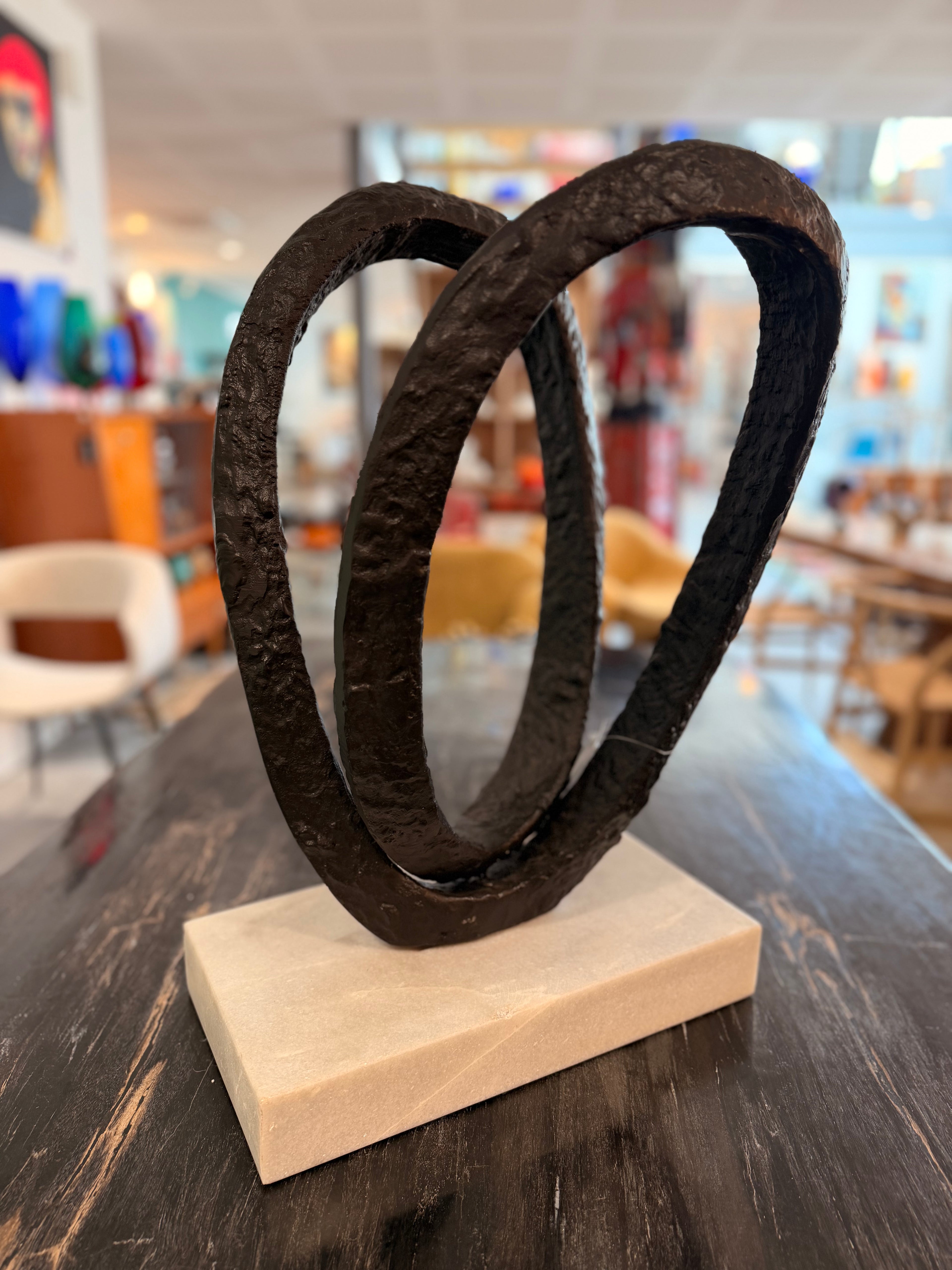 Sculpture "Ruban Double" en Métal et Marbre – Hauteur 52 cm