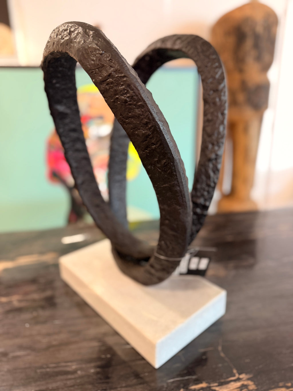 Sculpture "Ruban Double" en Métal et Marbre – Hauteur 52 cm