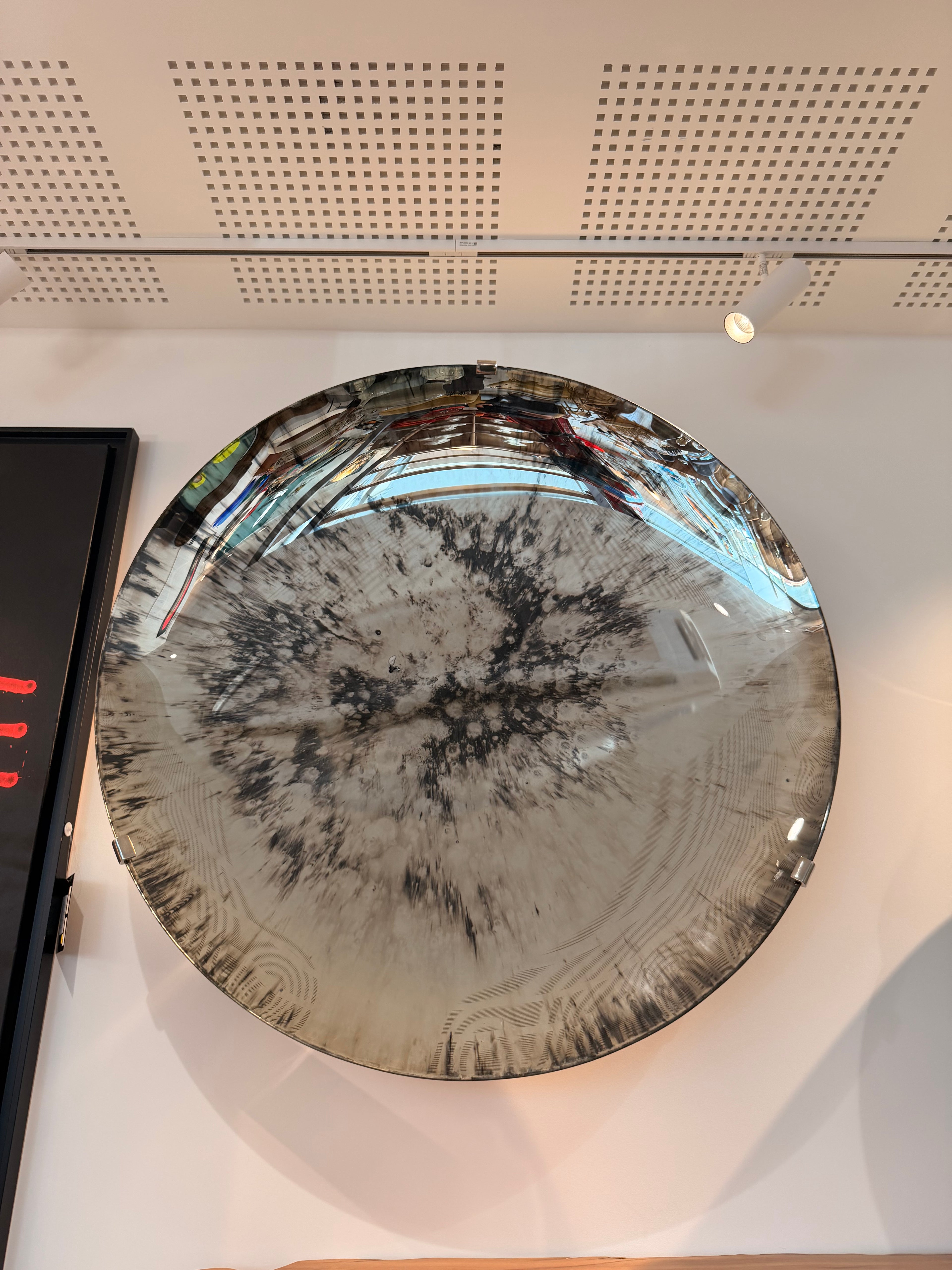 Miroir Concave Sculptural – Diamètre 103 cm