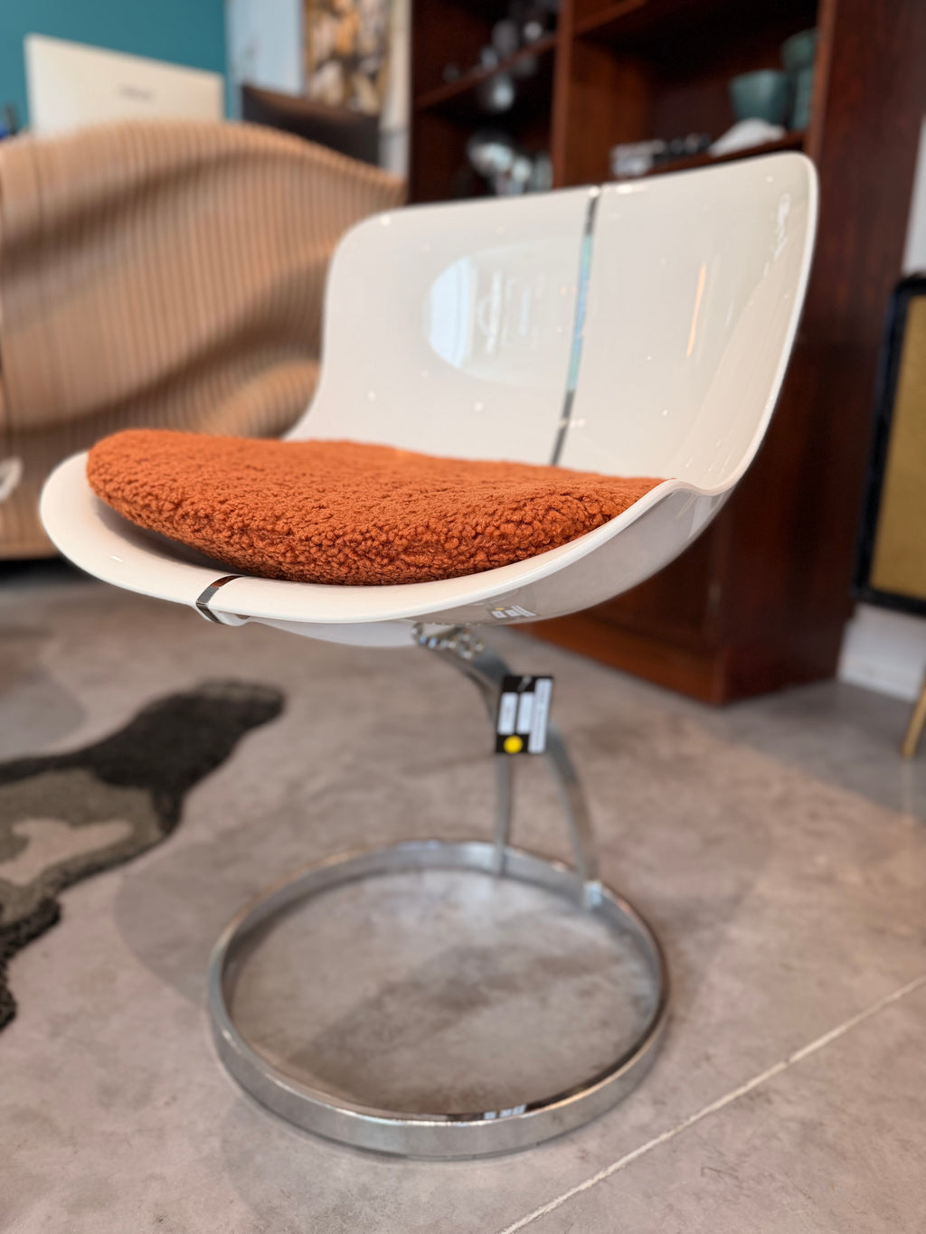 "MOONRAKER" Design Chair - Vintage 70s - Space Age Style in White Shell, Chrome Metal, and Sienna Bouclé Fabric