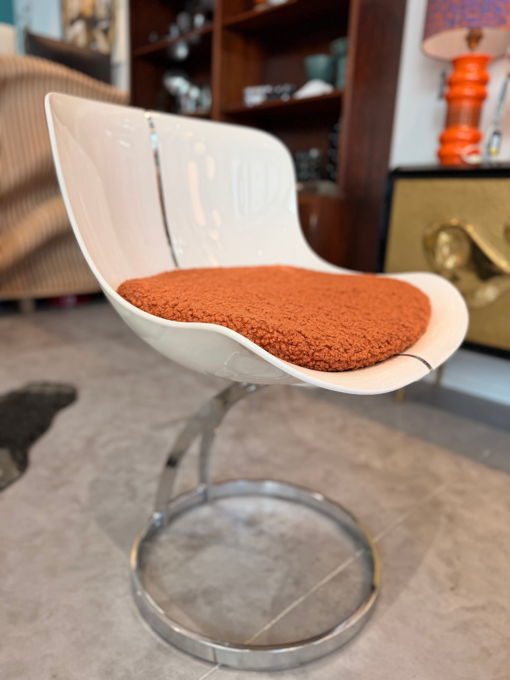 "MOONRAKER" Design Chair - Vintage 70s - Space Age Style in White Shell, Chrome Metal, and Sienna Bouclé Fabric