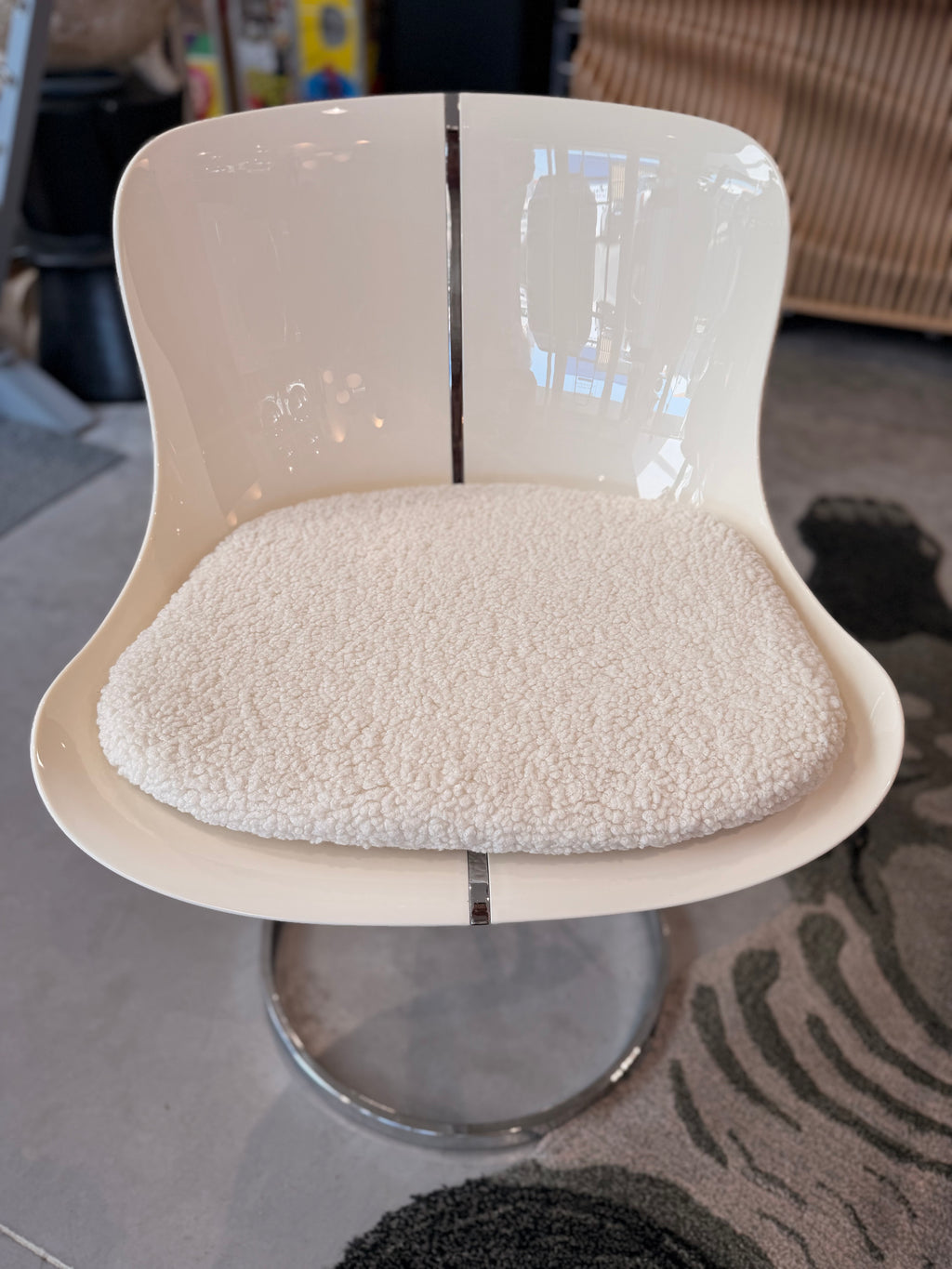 Vintage 70's "MOONRAKER" Design Chair – Space Age Style in White Shell, Chrome Metal and Ecru Bouclé Fabric