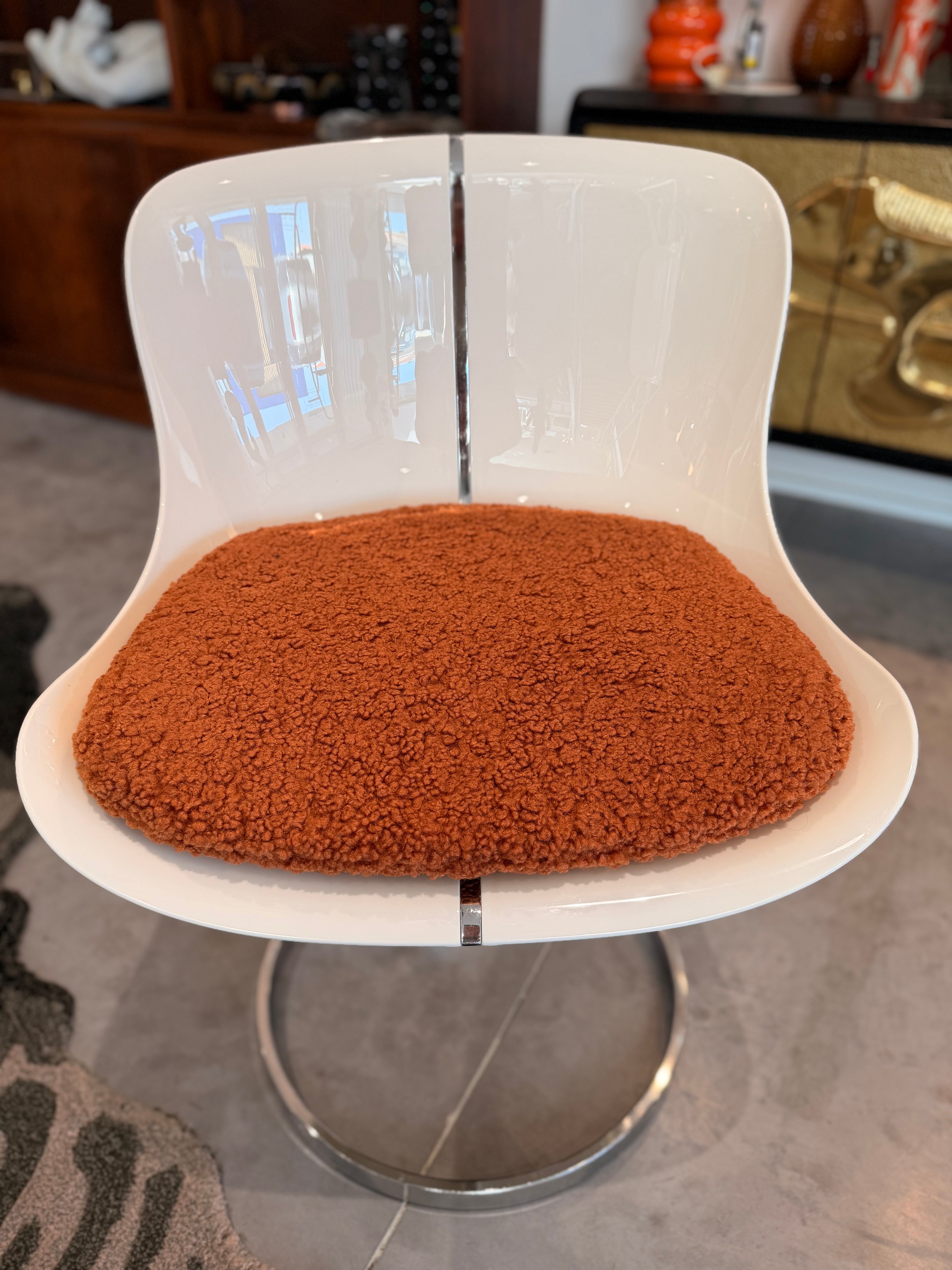 "MOONRAKER" Design Chair - Vintage 70s - Space Age Style in White Shell, Chrome Metal, and Sienna Bouclé Fabric