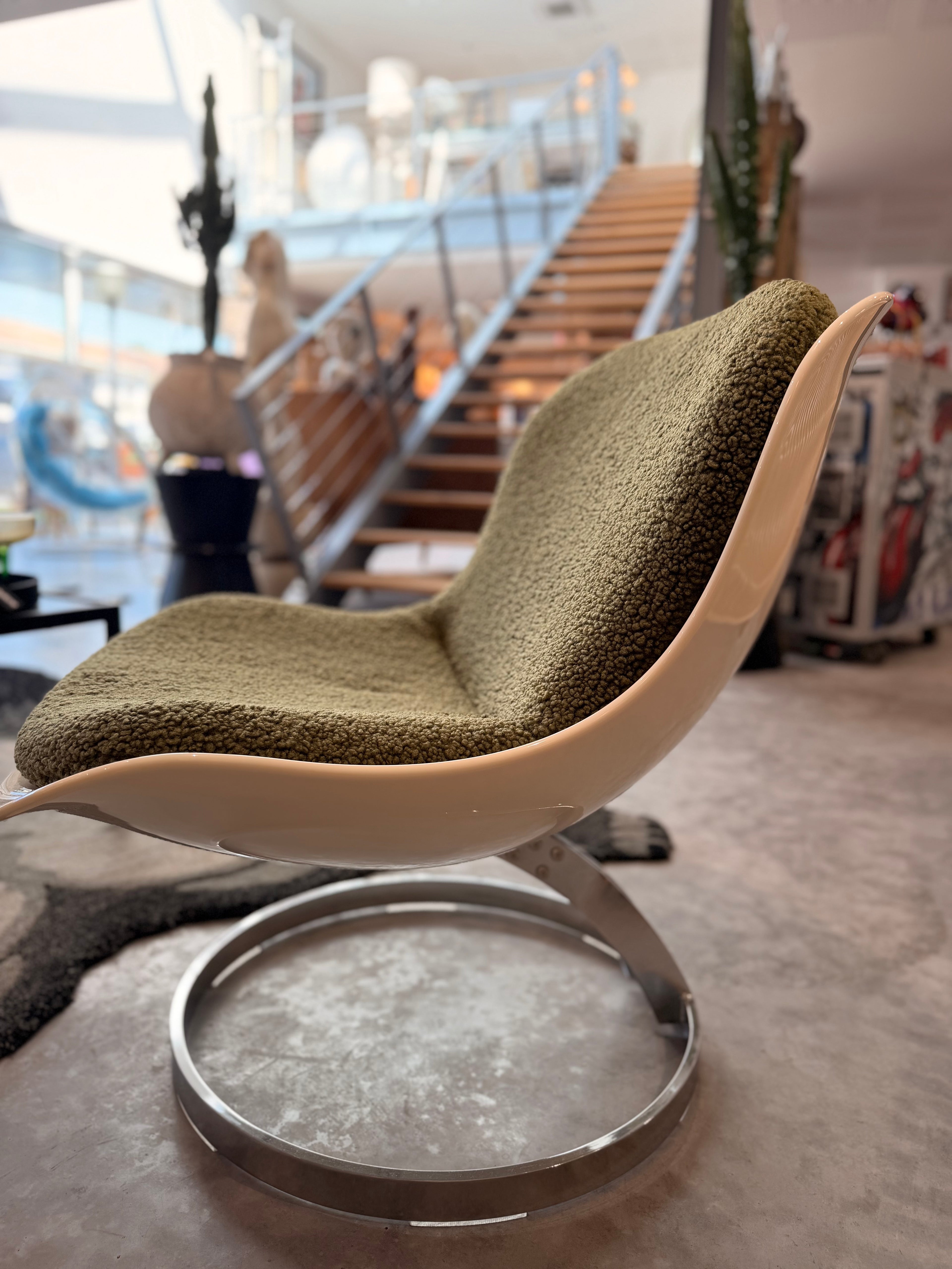 Fauteuil Lounge "GOLDFINGER" Vintage 70's – Esprit Space Age en Tissu Bouclé Vert Olive et Métal Chromé