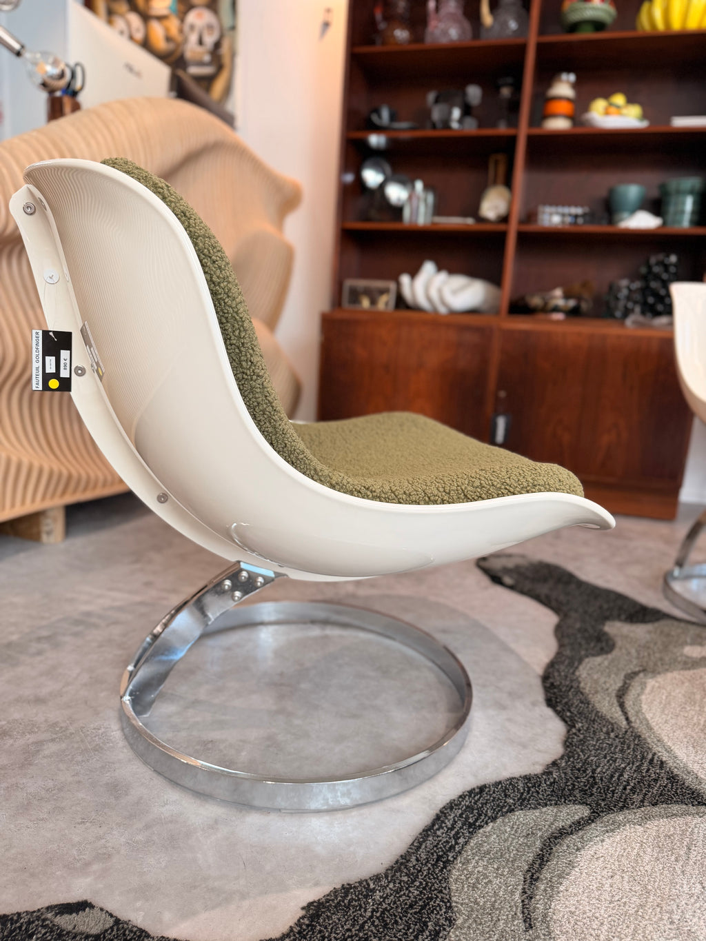 Fauteuil Lounge "GOLDFINGER" Vintage 70's – Esprit Space Age en Tissu Bouclé Vert Olive et Métal Chromé