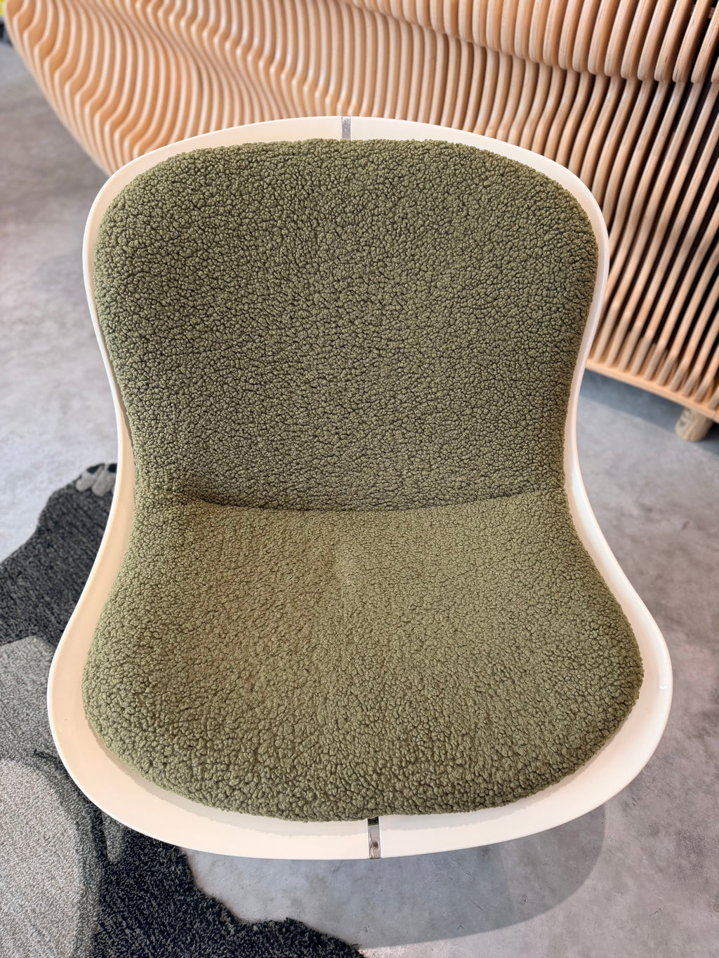 Fauteuil Lounge "GOLDFINGER" Vintage 70's – Esprit Space Age en Tissu Bouclé Vert Olive et Métal Chromé