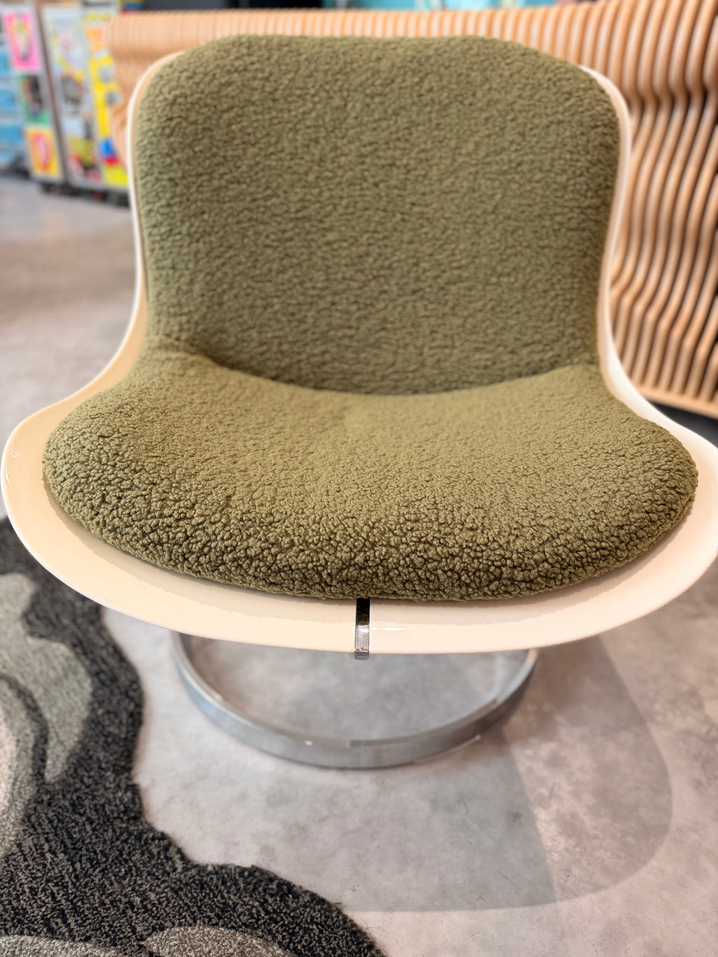 Fauteuil Lounge "GOLDFINGER" Vintage 70's – Esprit Space Age en Tissu Bouclé Vert Olive et Métal Chromé