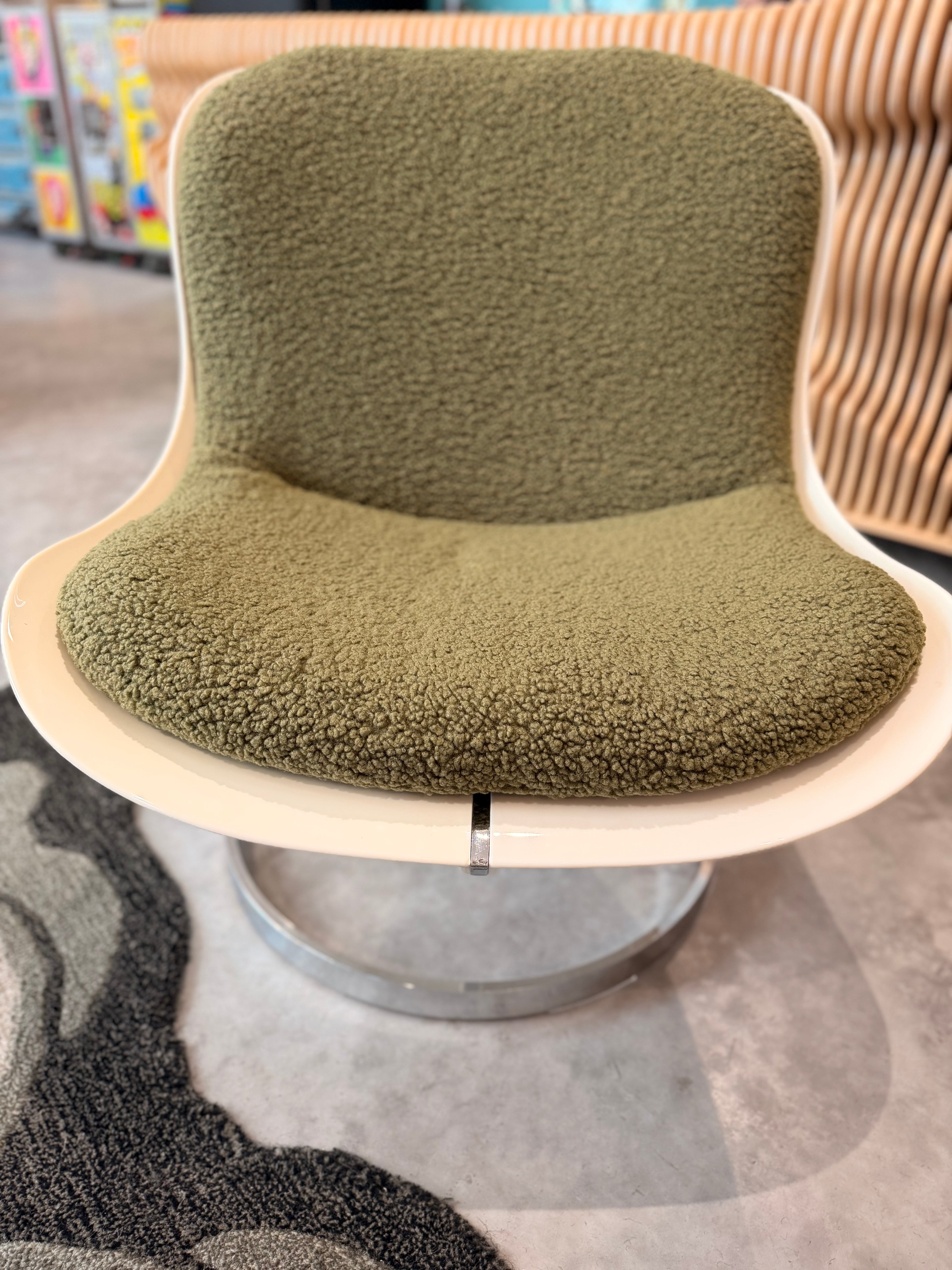Fauteuil Lounge "GOLDFINGER" Vintage 70's – Esprit Space Age en Tissu Bouclé Vert Olive et Métal Chromé