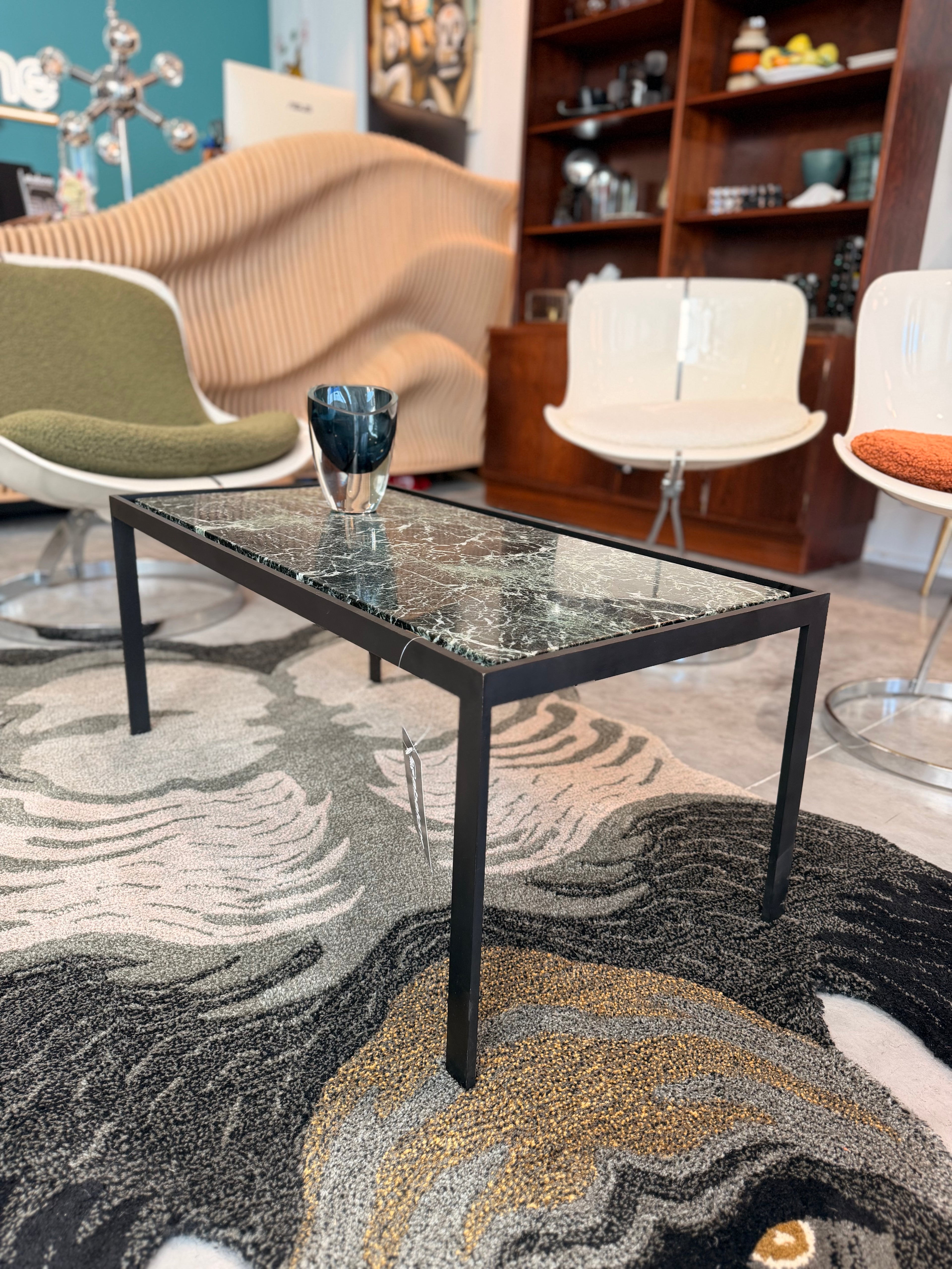 Table Basse Moderniste en Marbre Vert de Grèce & Structure Acier Noir | Style Minimaliste Chic