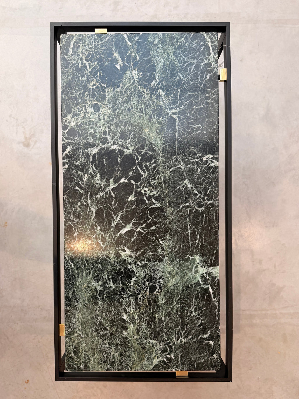 Table Basse Moderniste en Marbre Vert de Grèce & Structure Acier Noir | Style Minimaliste Chic