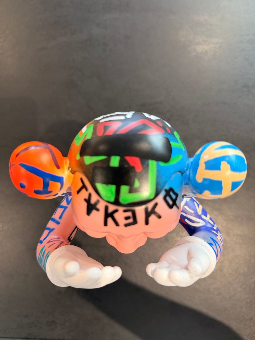 Sculpture "Untitled (Collaborative Companion Figure)" – KAWS x Yue Minjun | Édition Rare "Art for the Masses" (2008)