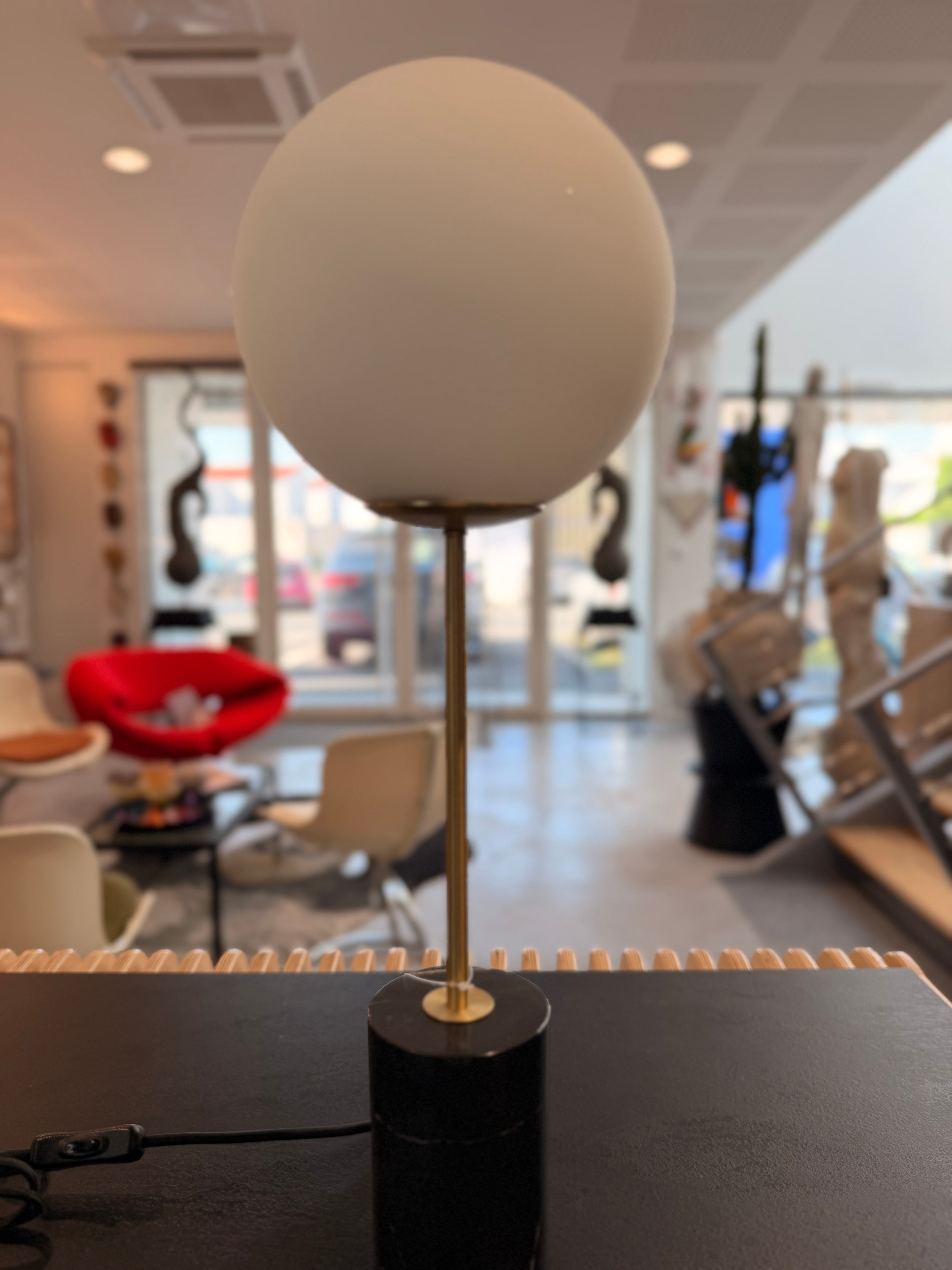 Lampe à Poser "Sphère" en Marbre Noir, Laiton et Verre Opalin