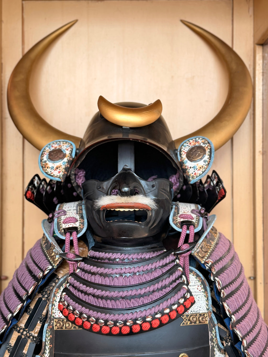 Armure de Samouraï Japonaise Complète (Yoroi) – Époque Taisho / Showa – Signée Satsuma Kunizumi (Certificat Inclus)